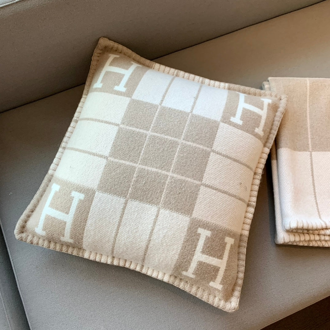 W1R86H105 Fashion blankets, throw pillow