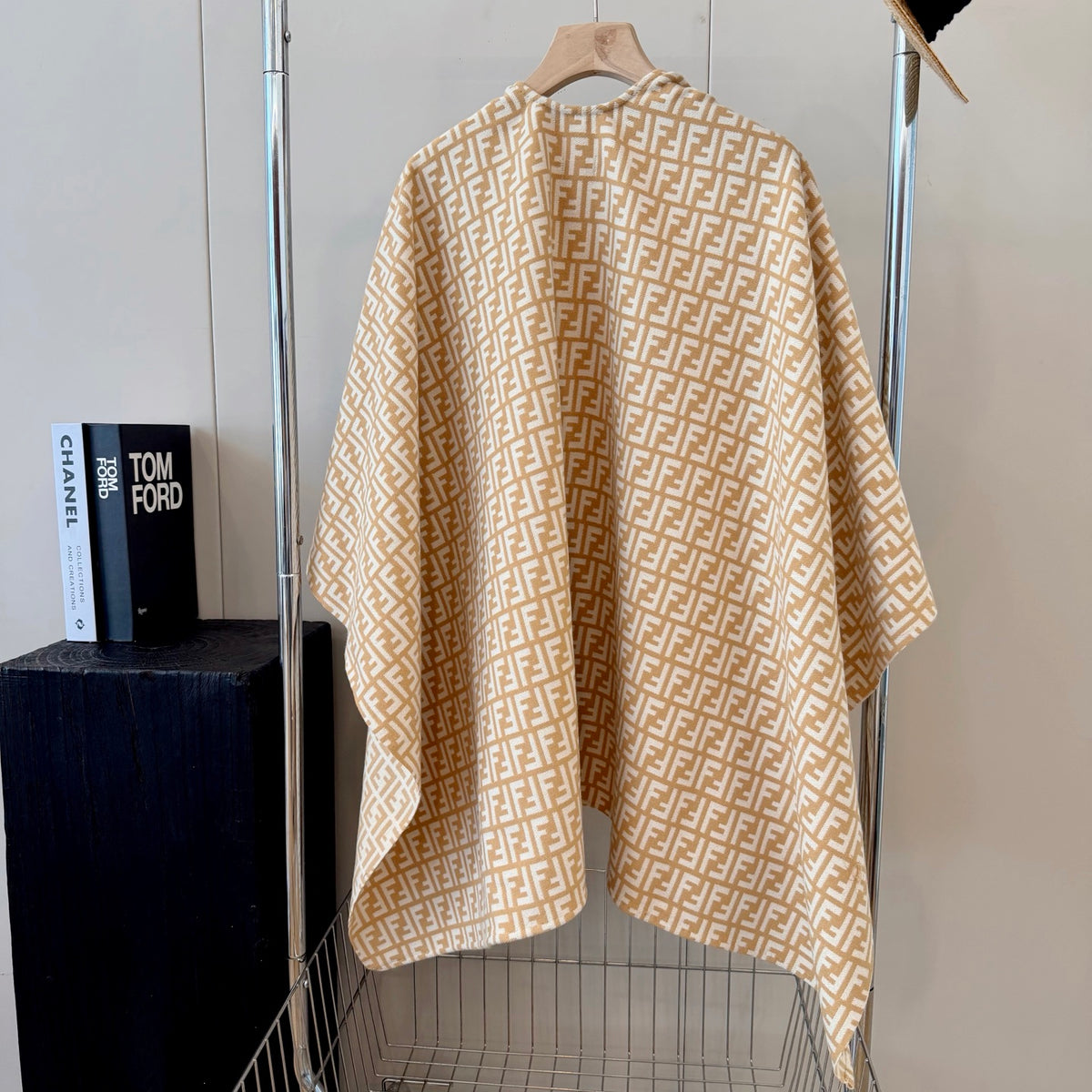 W1R86F42 Fashion cape