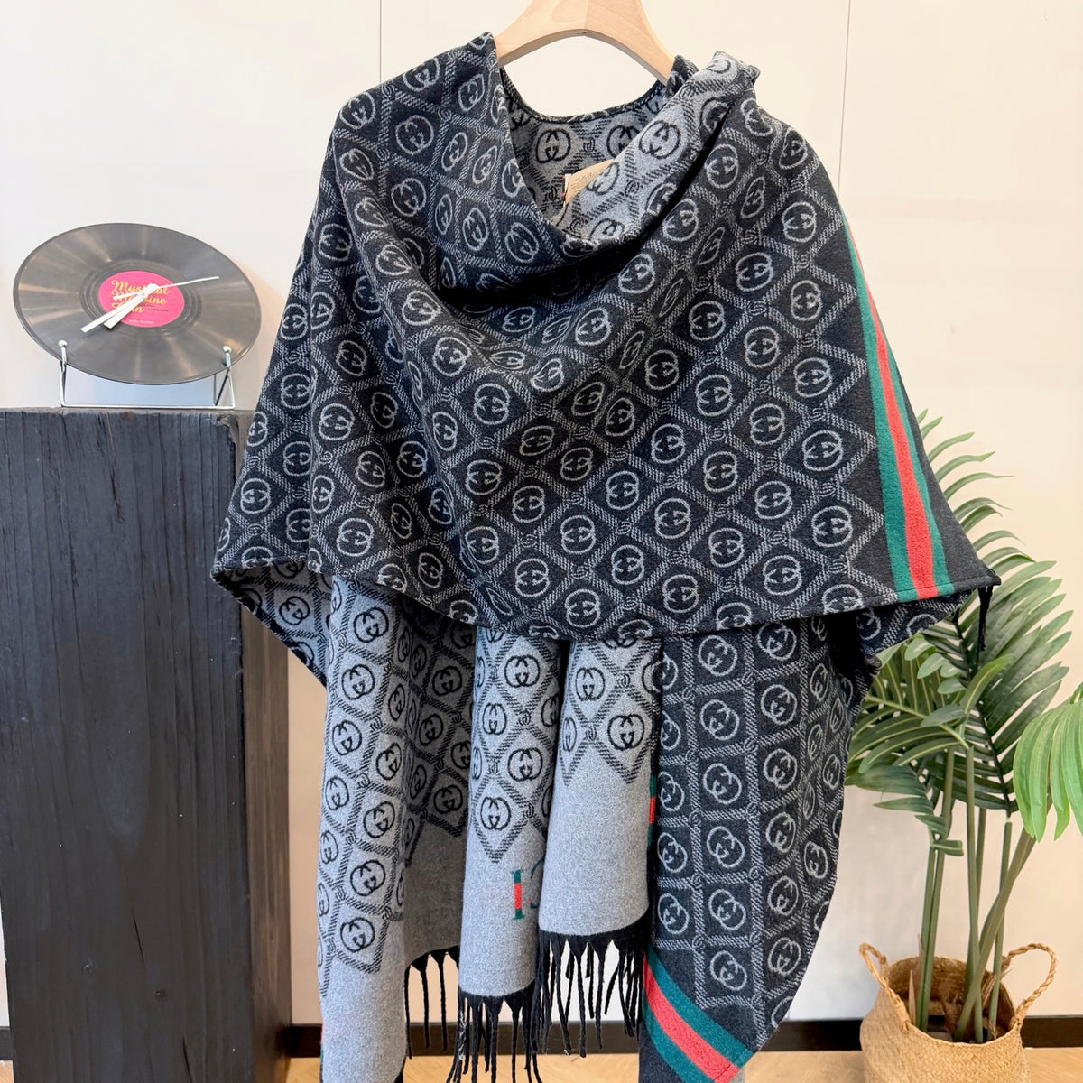 W1R86B75 Fashion cape