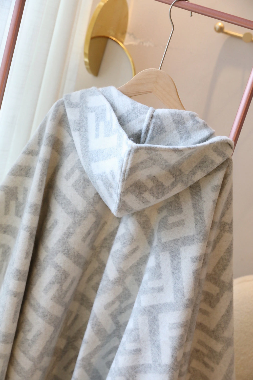 W1R106F15 Fashion cape