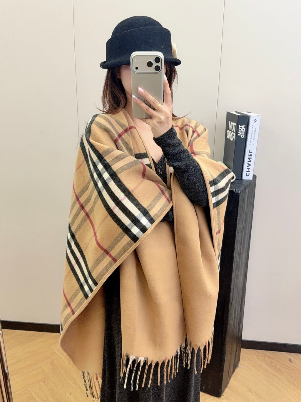 W1R86R61 Fashion cape
