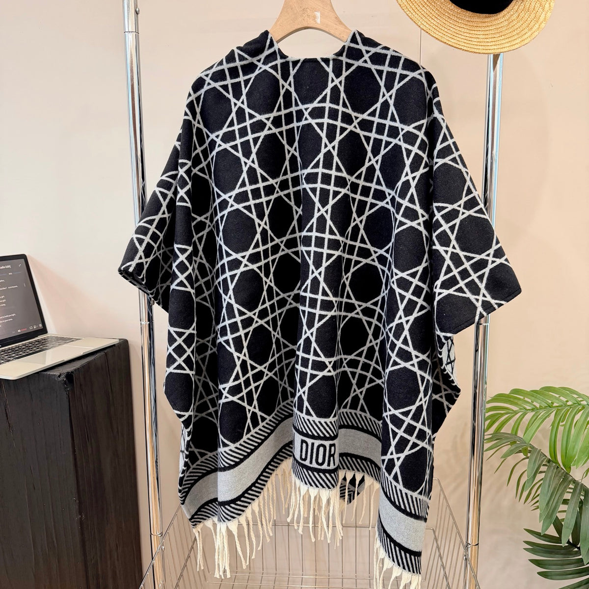 W1R86D66 Fashion cape