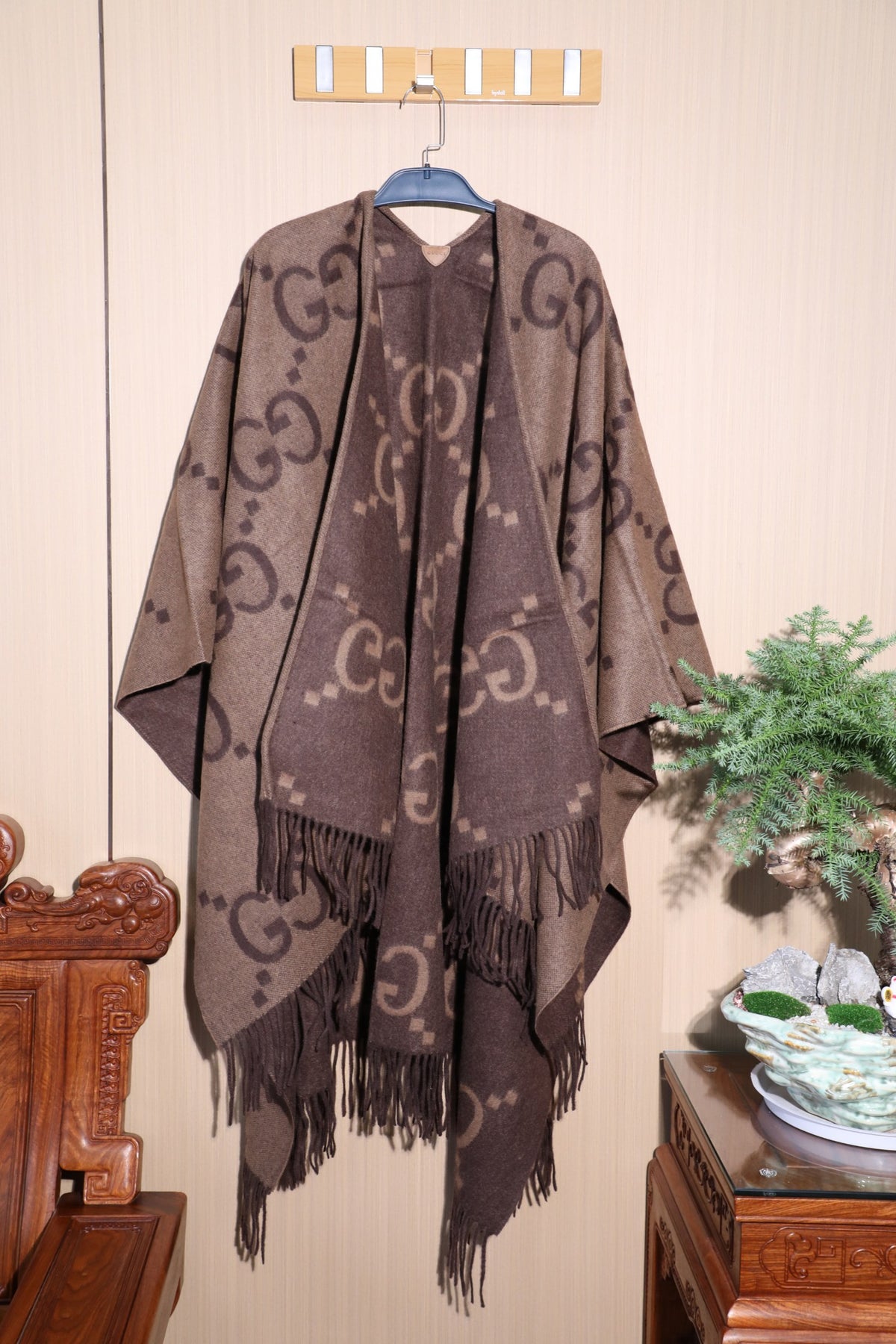 W1R106B26 Fashion cape