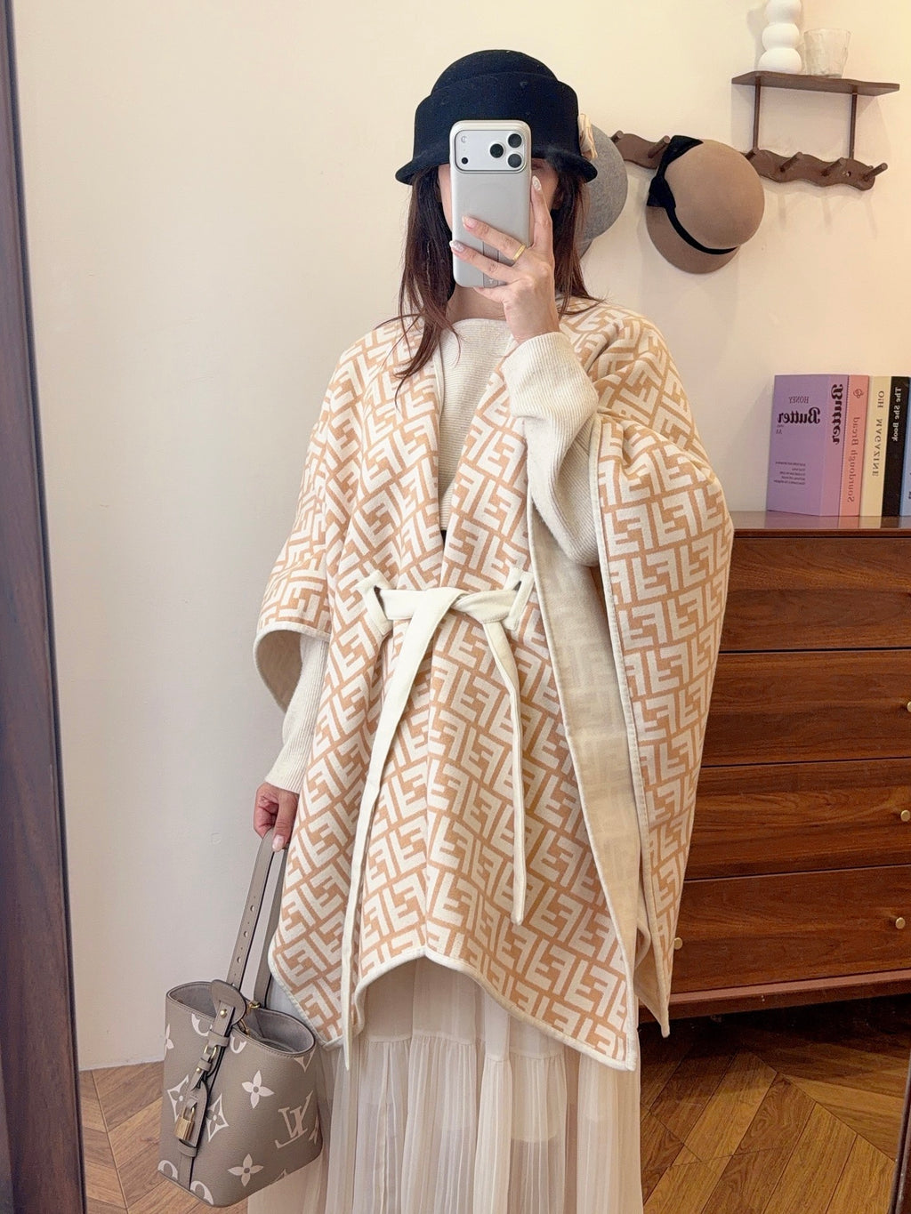 W1R86F43 Fashion cape