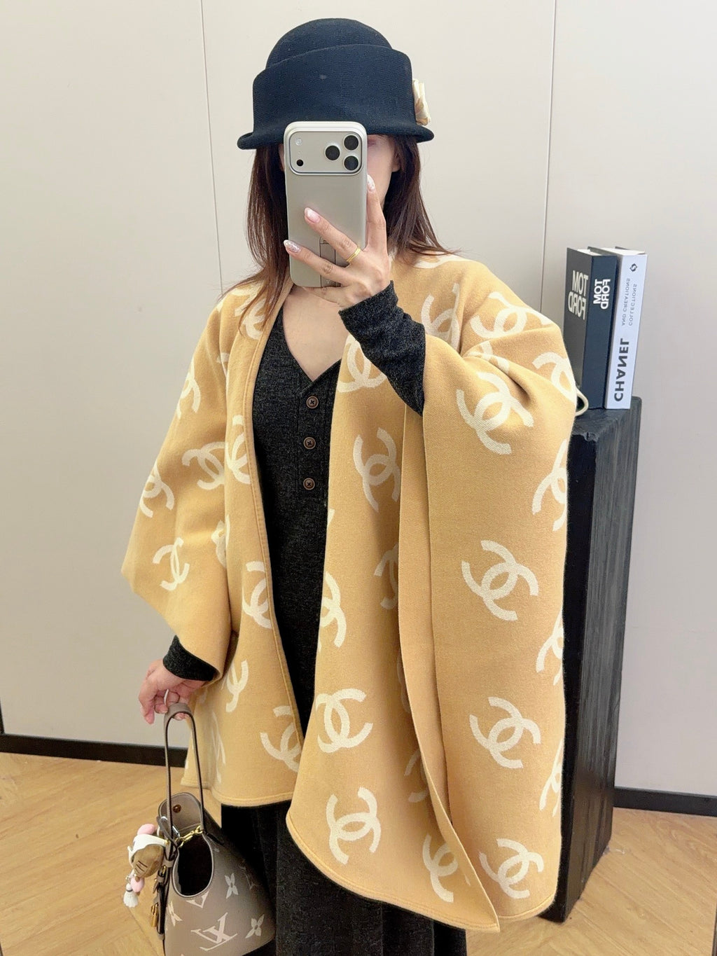 W1R86C60 Fashion cape