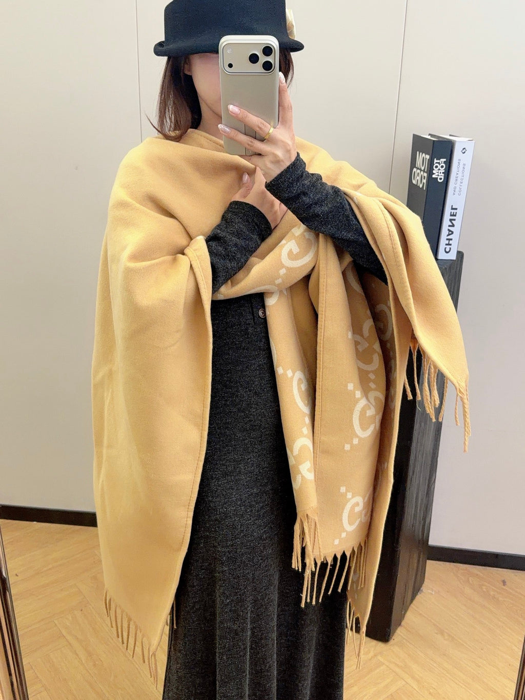 W1R86B58 Fashion cape