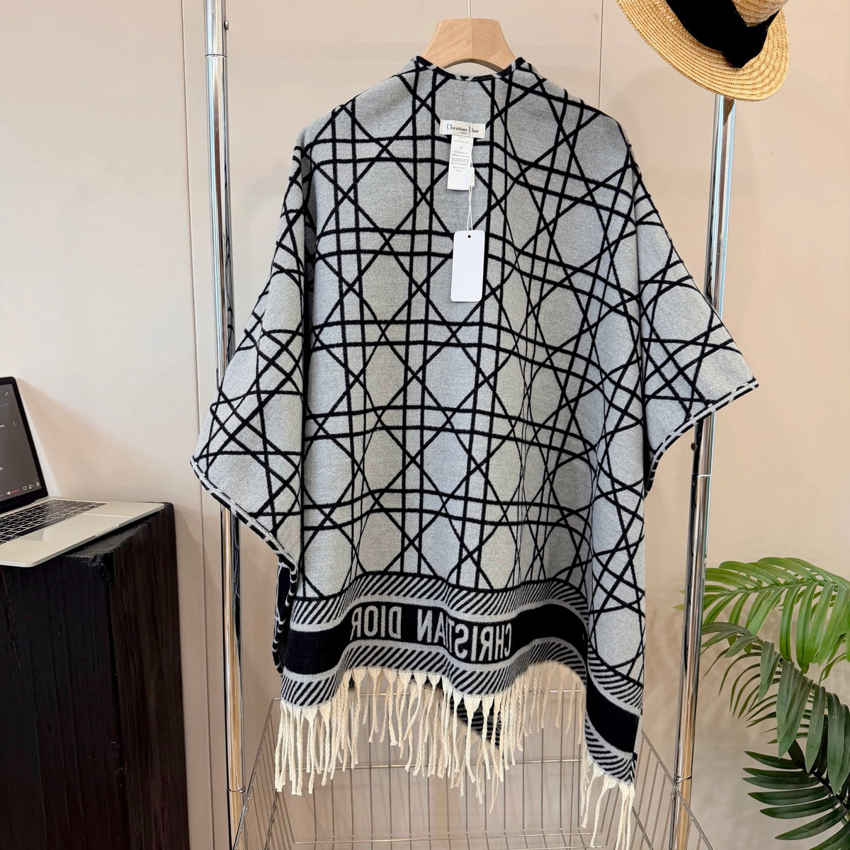 W1R86D66 Fashion cape