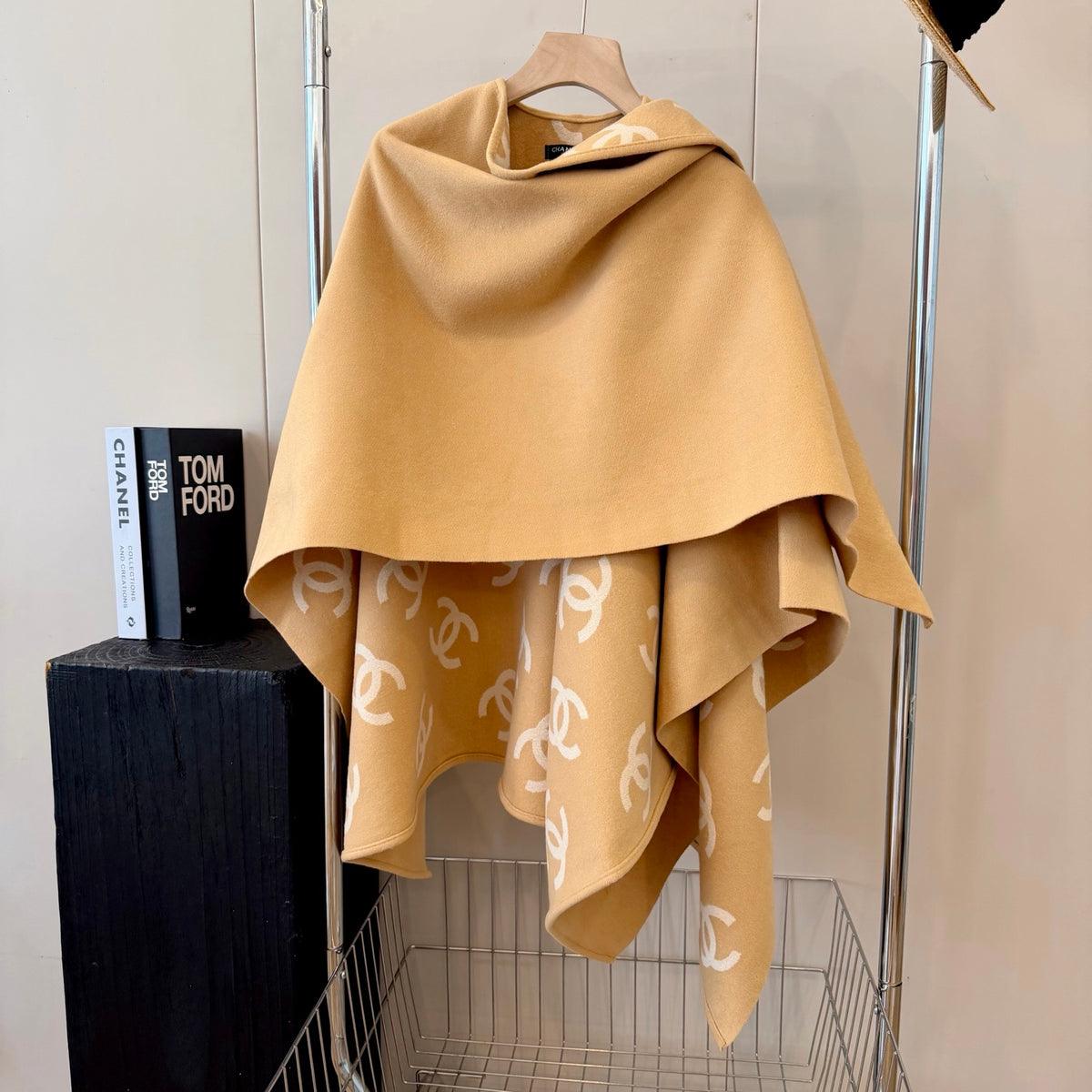 W1R86C60 Fashion cape