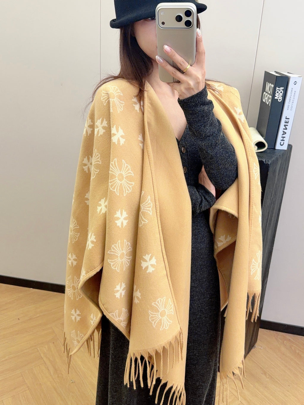 W1R86A57 Fashion cape