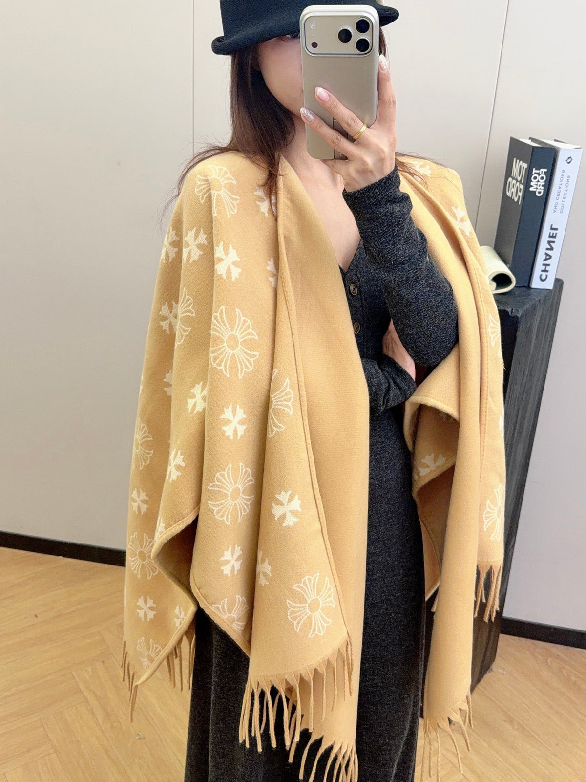 W1R86A57 Fashion cape