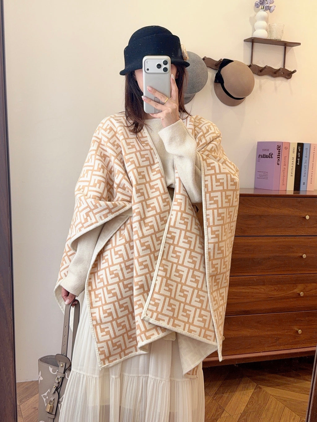 W1R86F43 Fashion cape