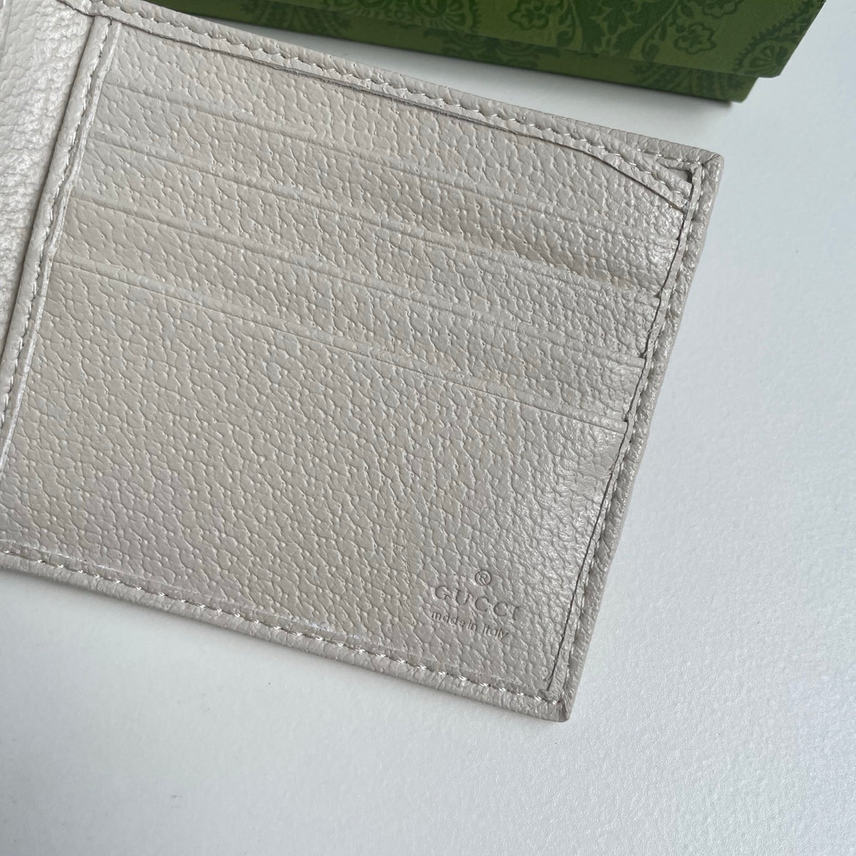 B1X46B8 Popular leather wallets ( with full packaging )