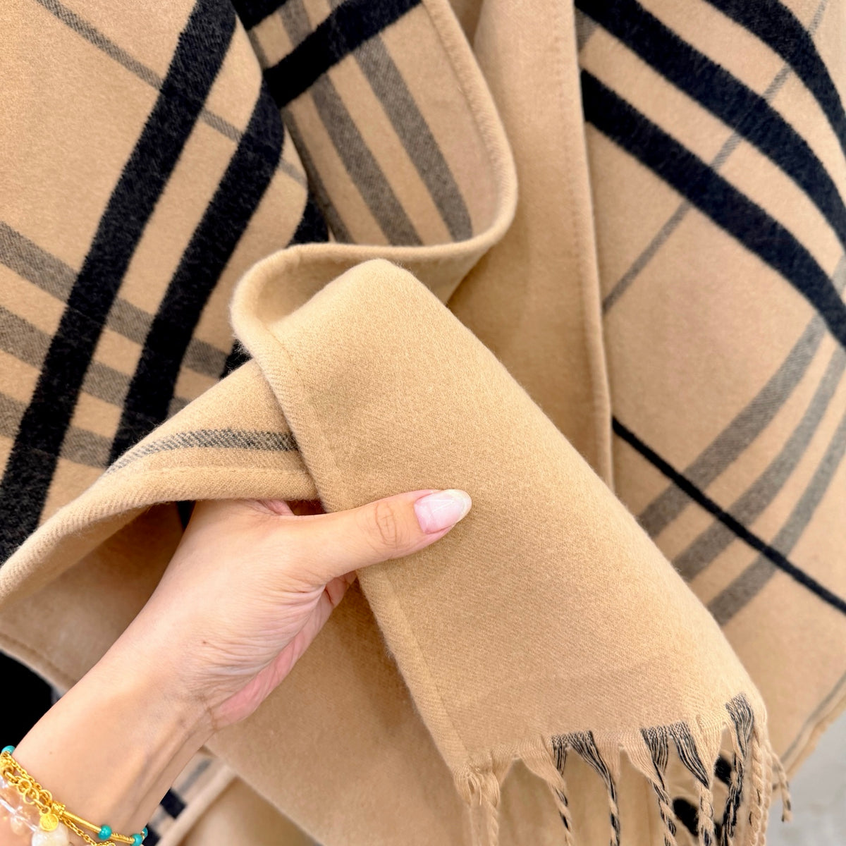 W1R86R67 Fashion cape