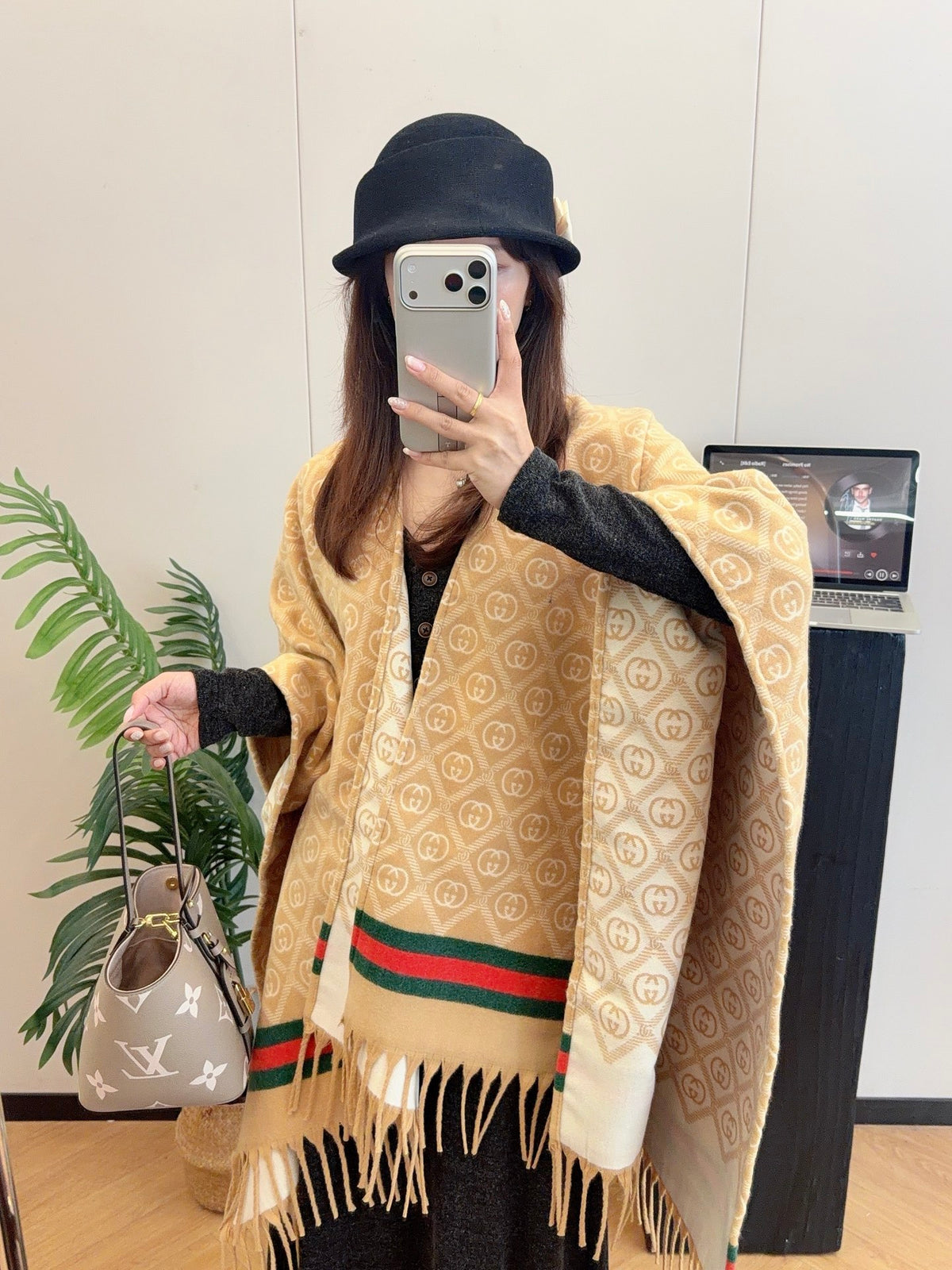 W1R86B41 Fashion cape
