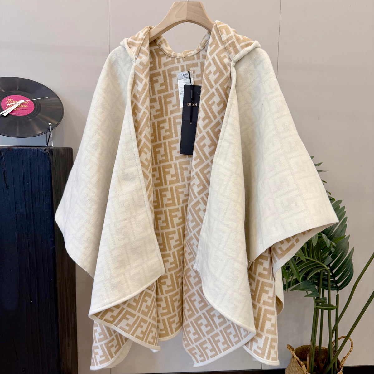 W1R86F74 Popular cape