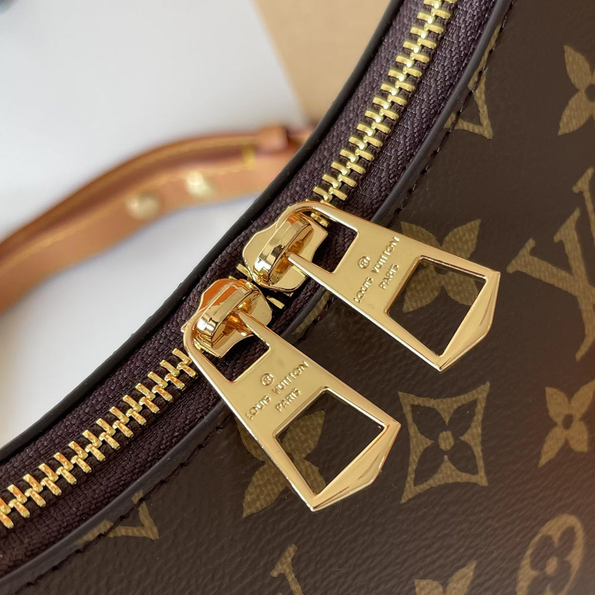 B1R76E04 Fashion bag
