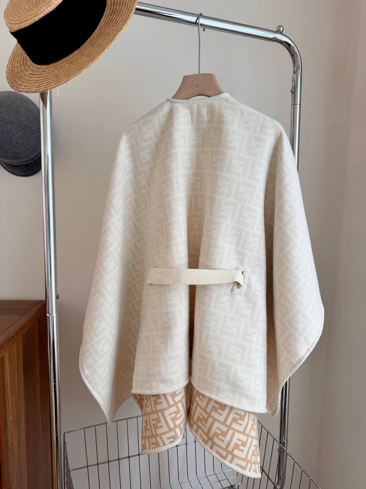 W1R86F43 Fashion cape