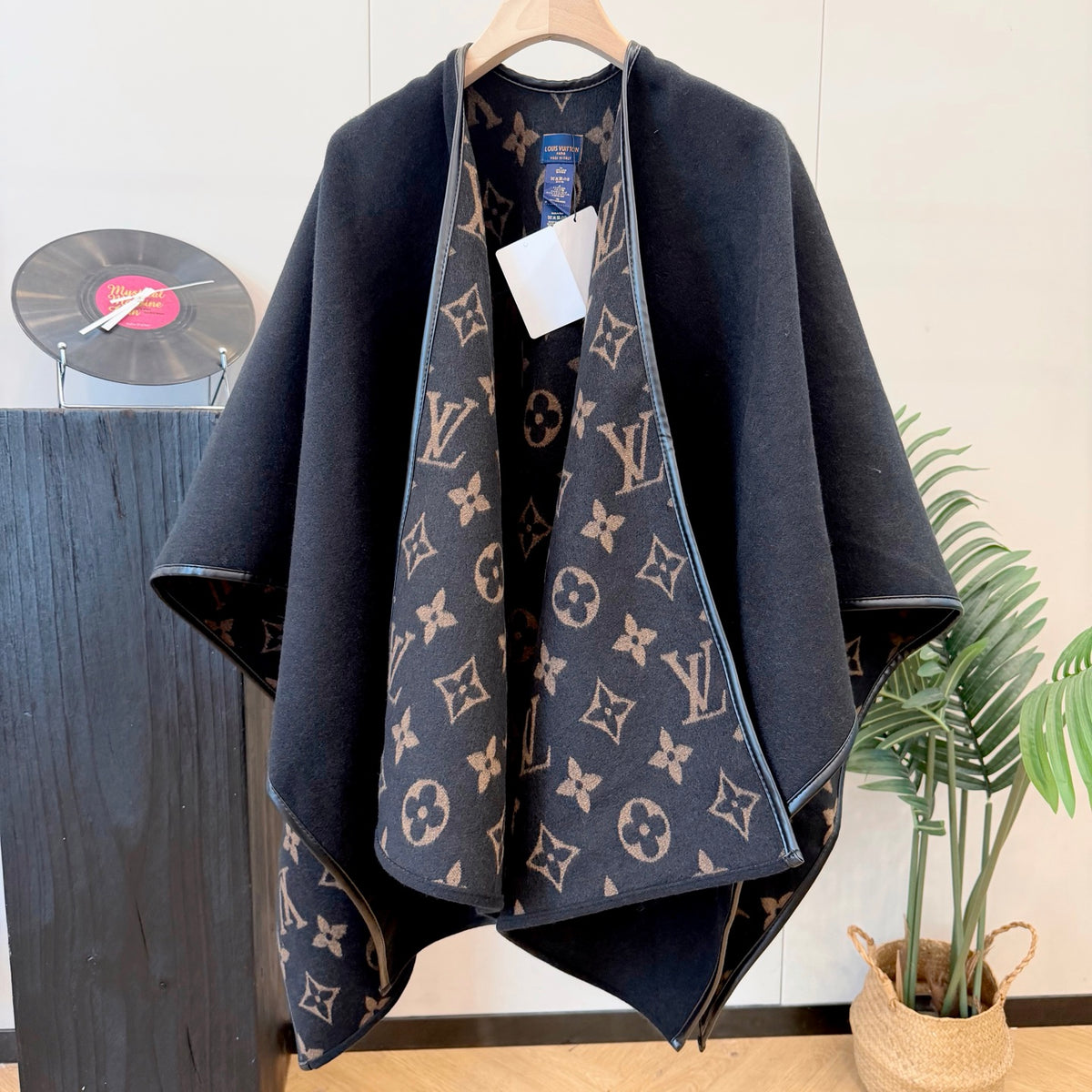 W1R86E76 Fashion cape