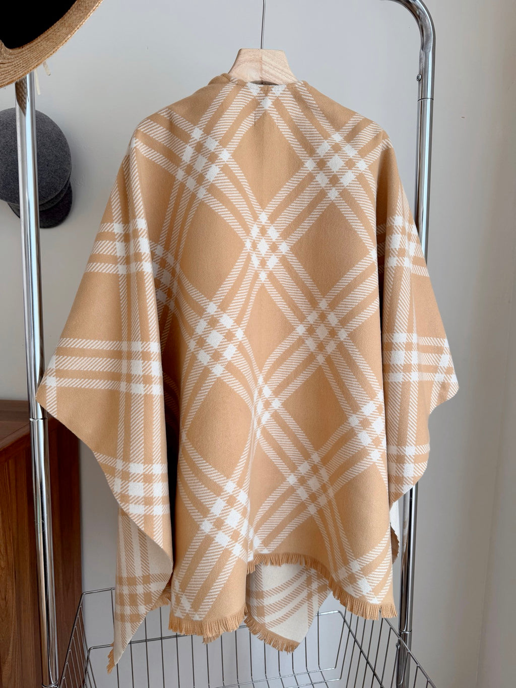 W1R86R47 Fashion cape