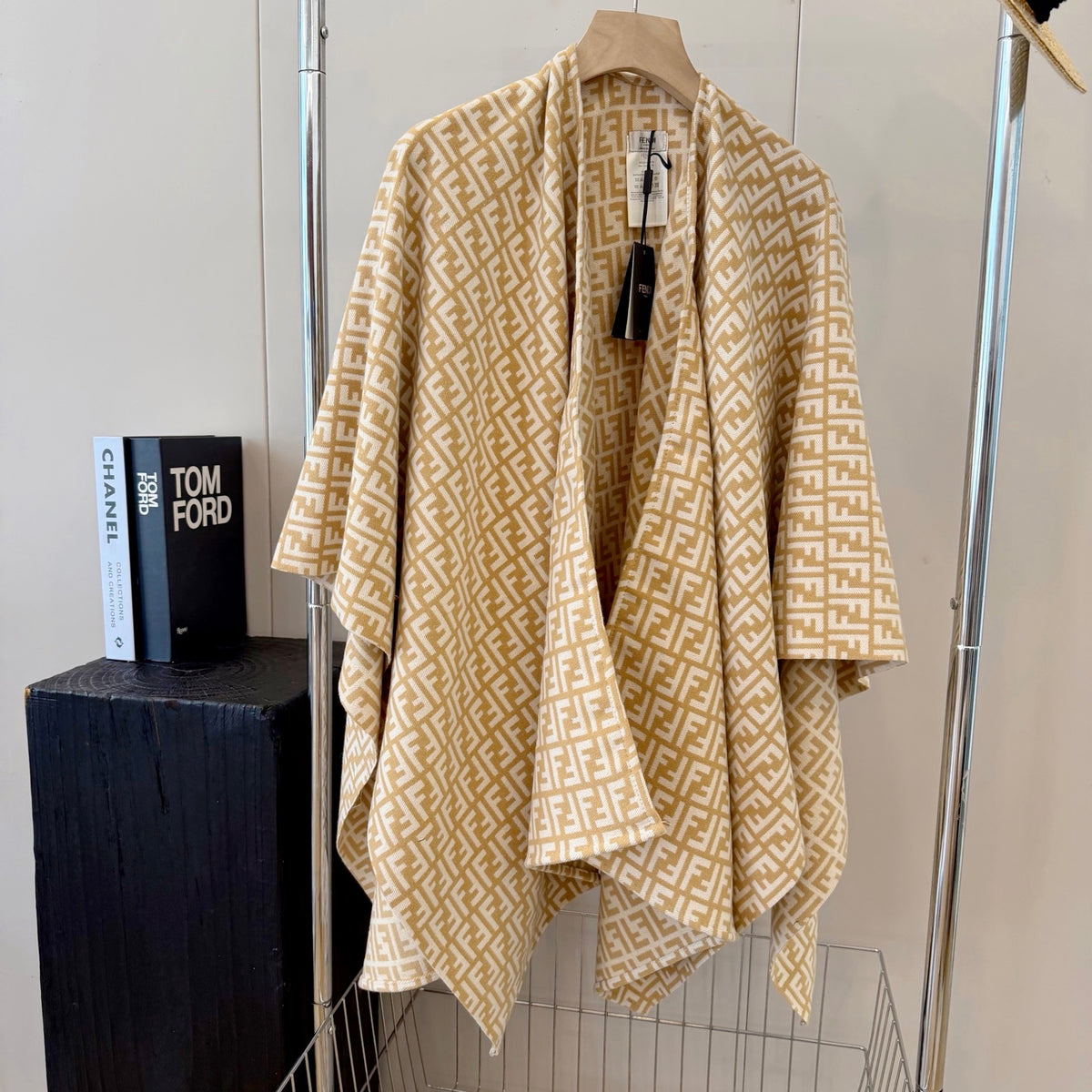 W1R86F42 Fashion cape