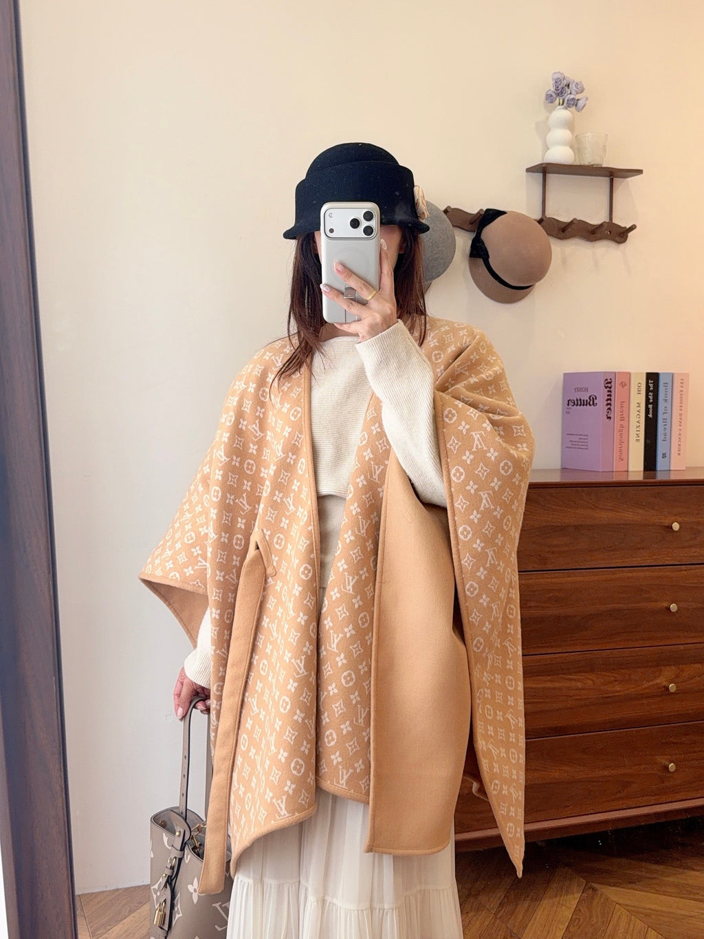 W1R86V45 Fashion cape
