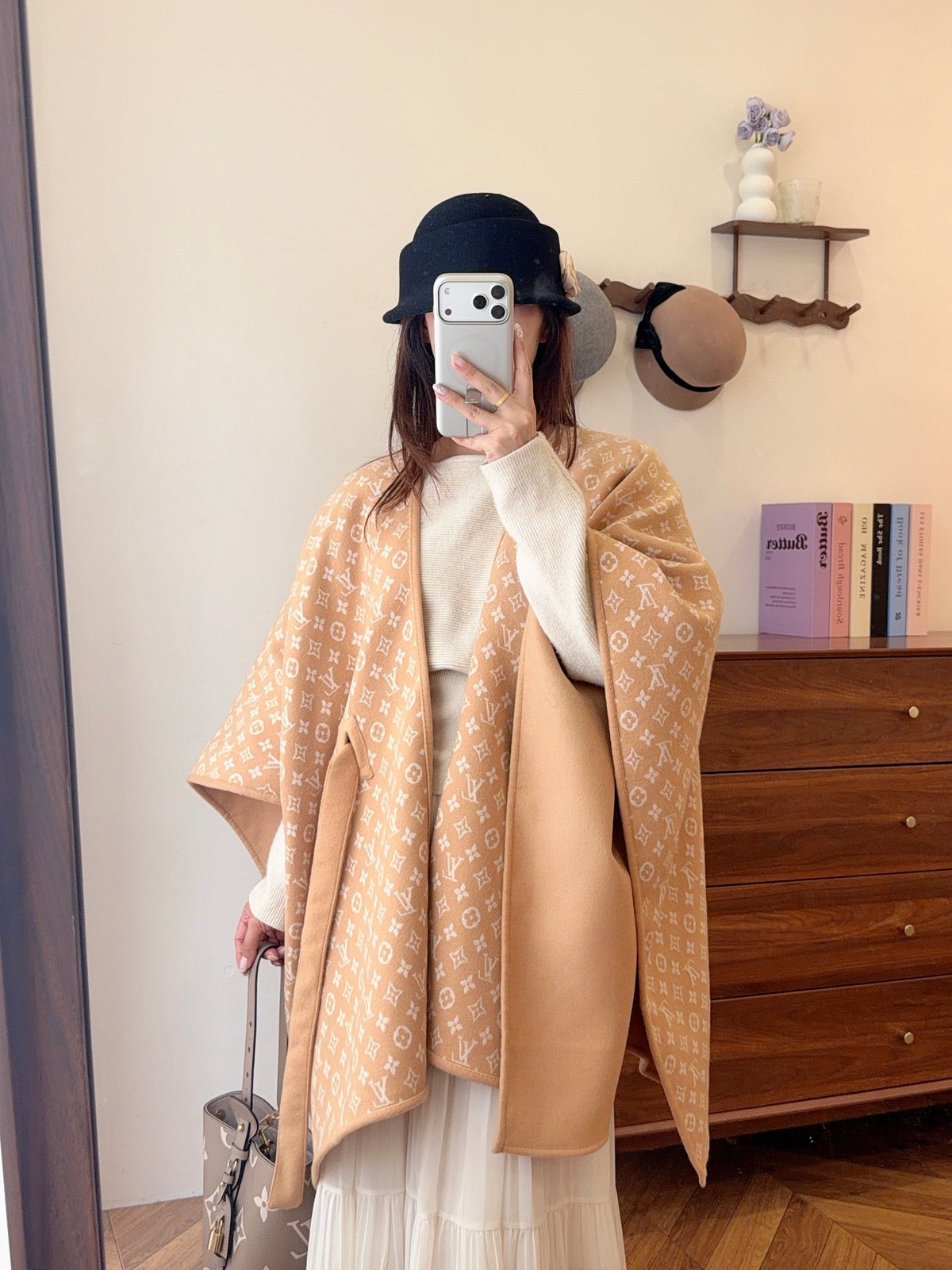 W1R86V45 Fashion cape