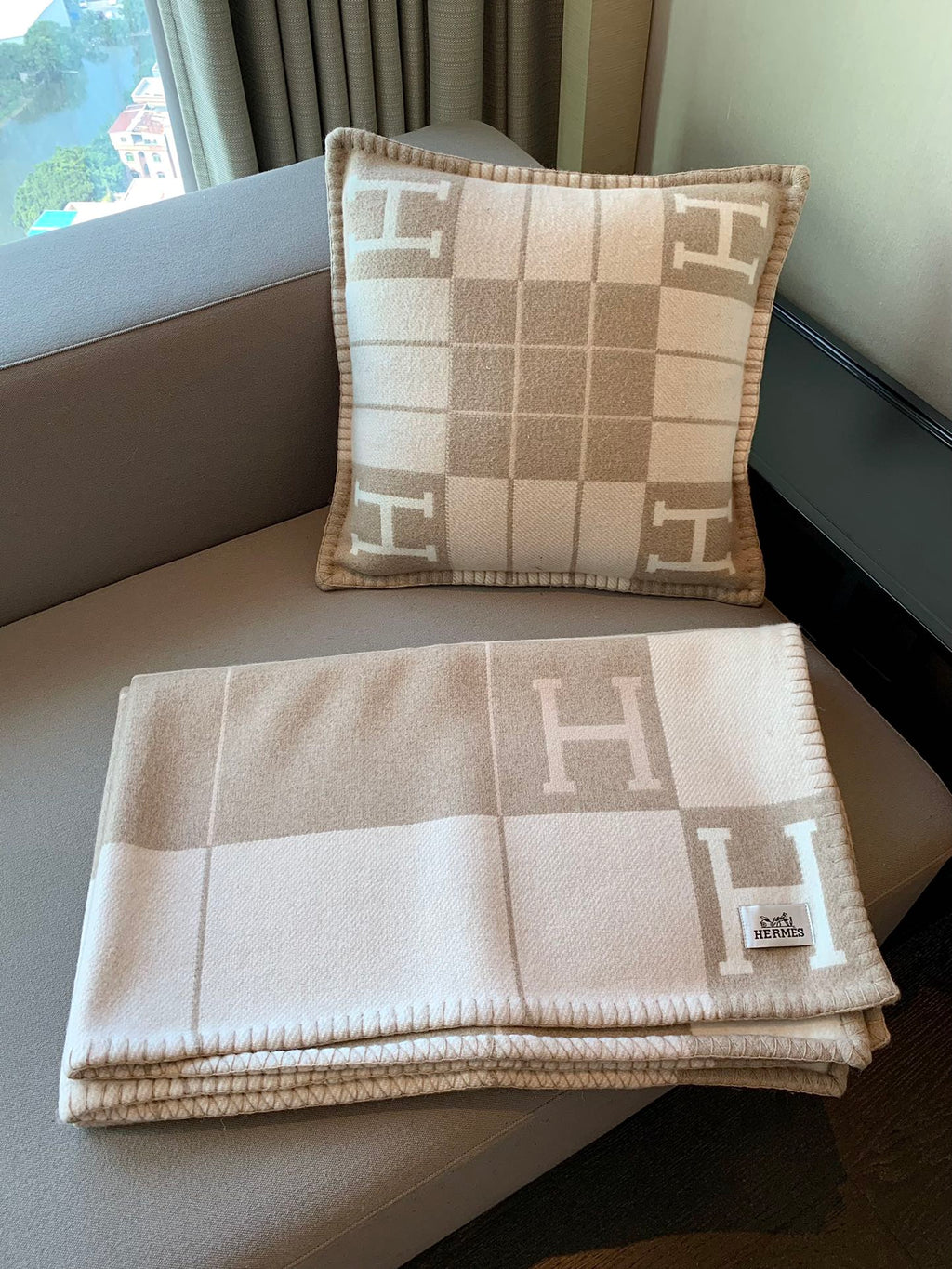W1R86H105 Fashion blankets, throw pillow