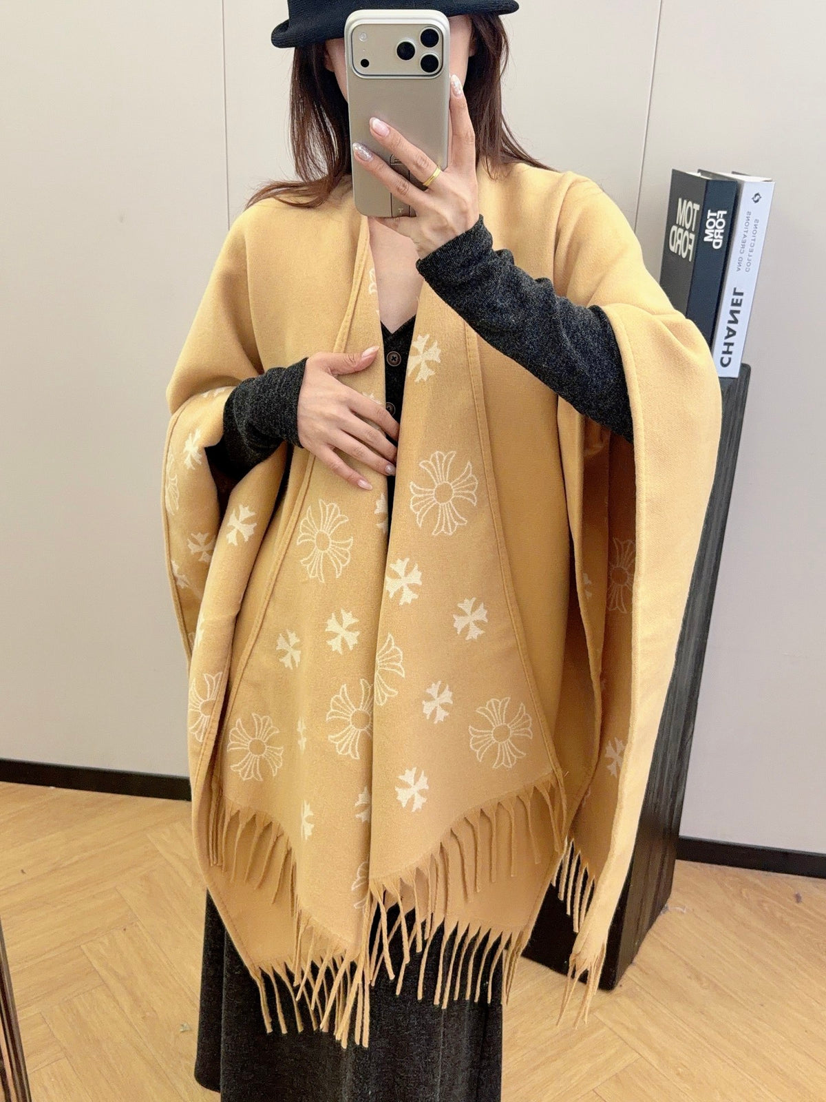 W1R86A57 Fashion cape