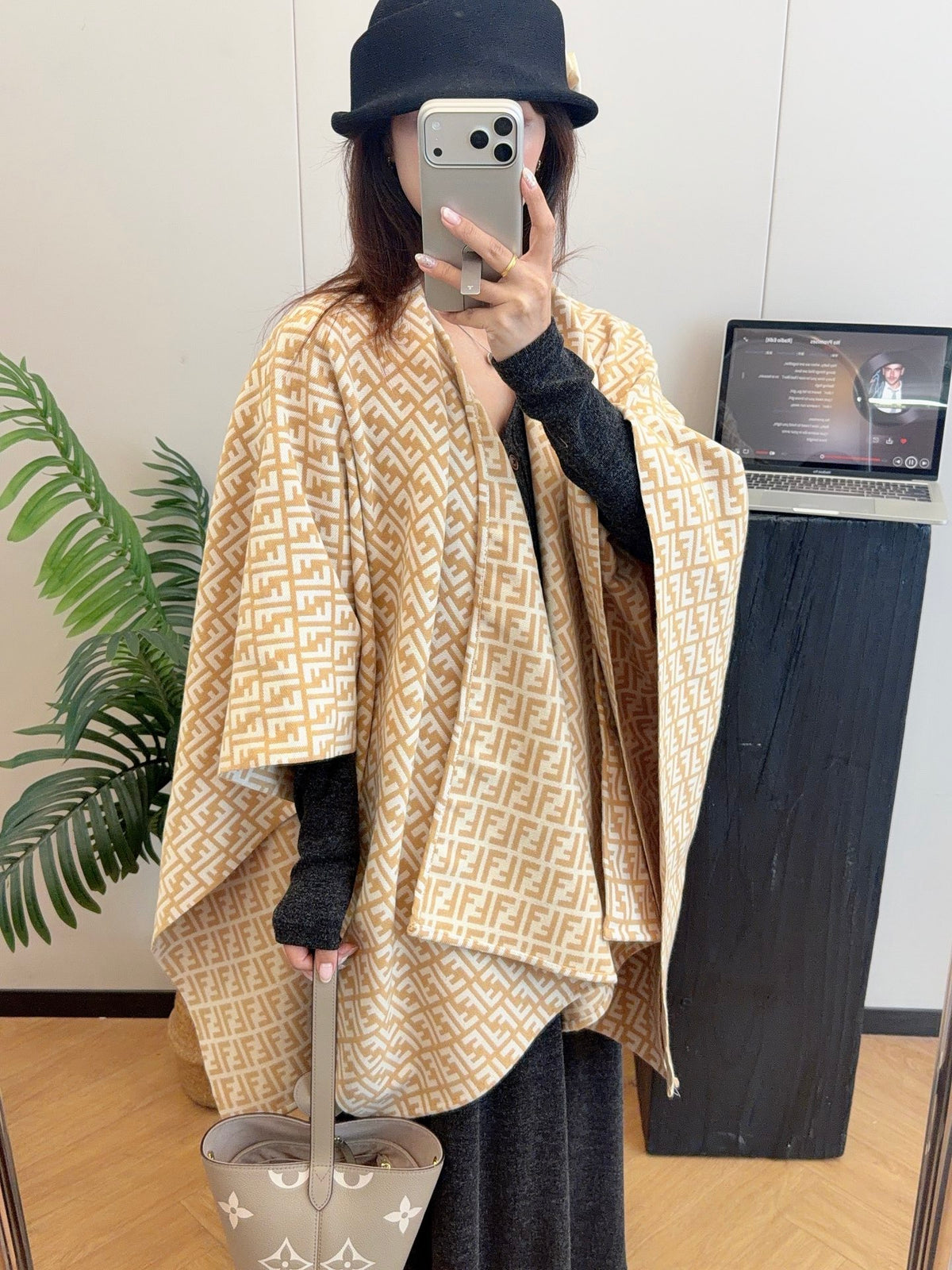 W1R86F42 Fashion cape