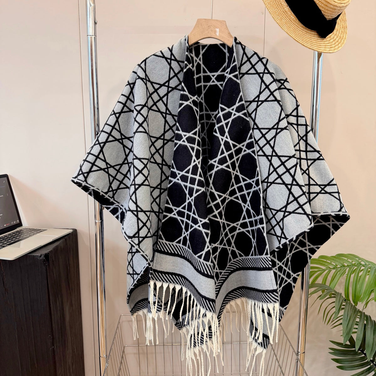 W1R86D66 Fashion cape