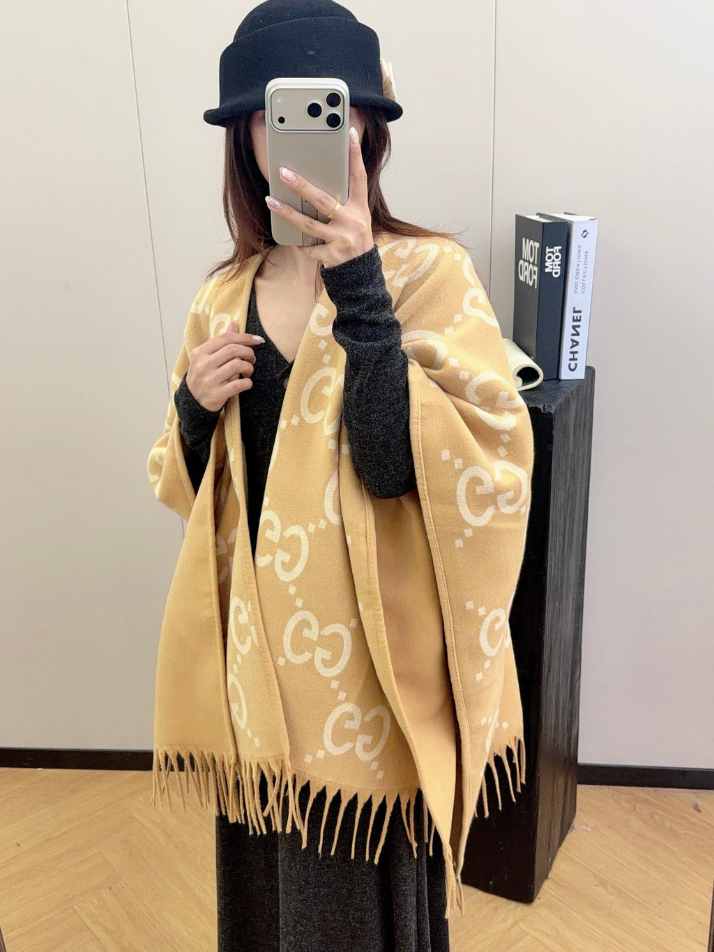 W1R86B58 Fashion cape
