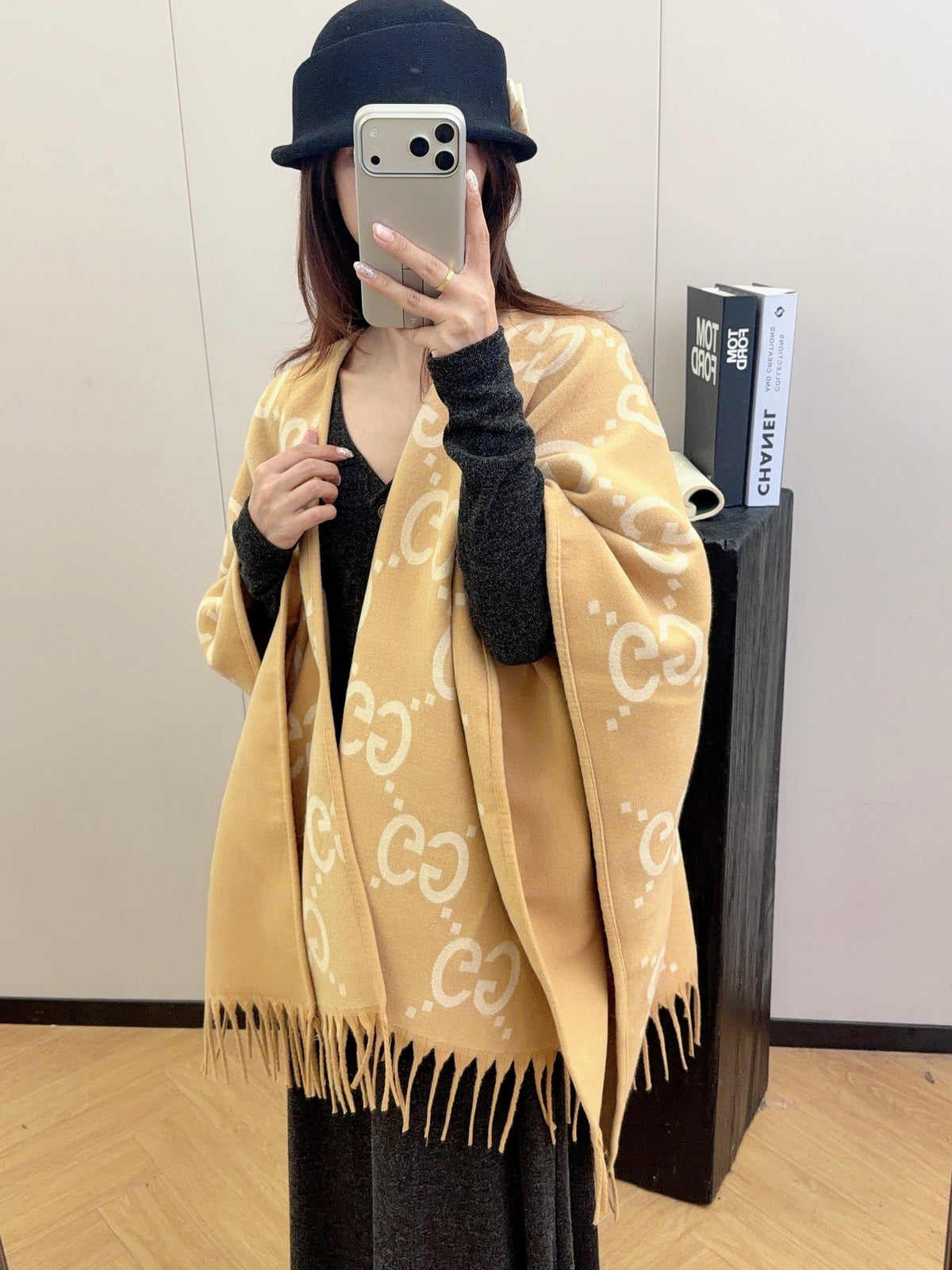 W1R86B58 Fashion cape