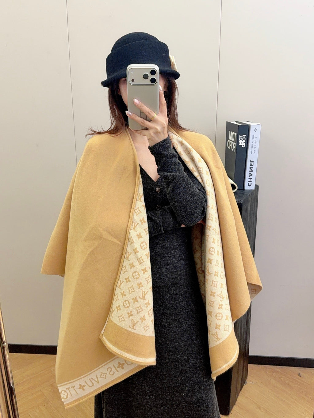 W1R86E63 Fashion cape