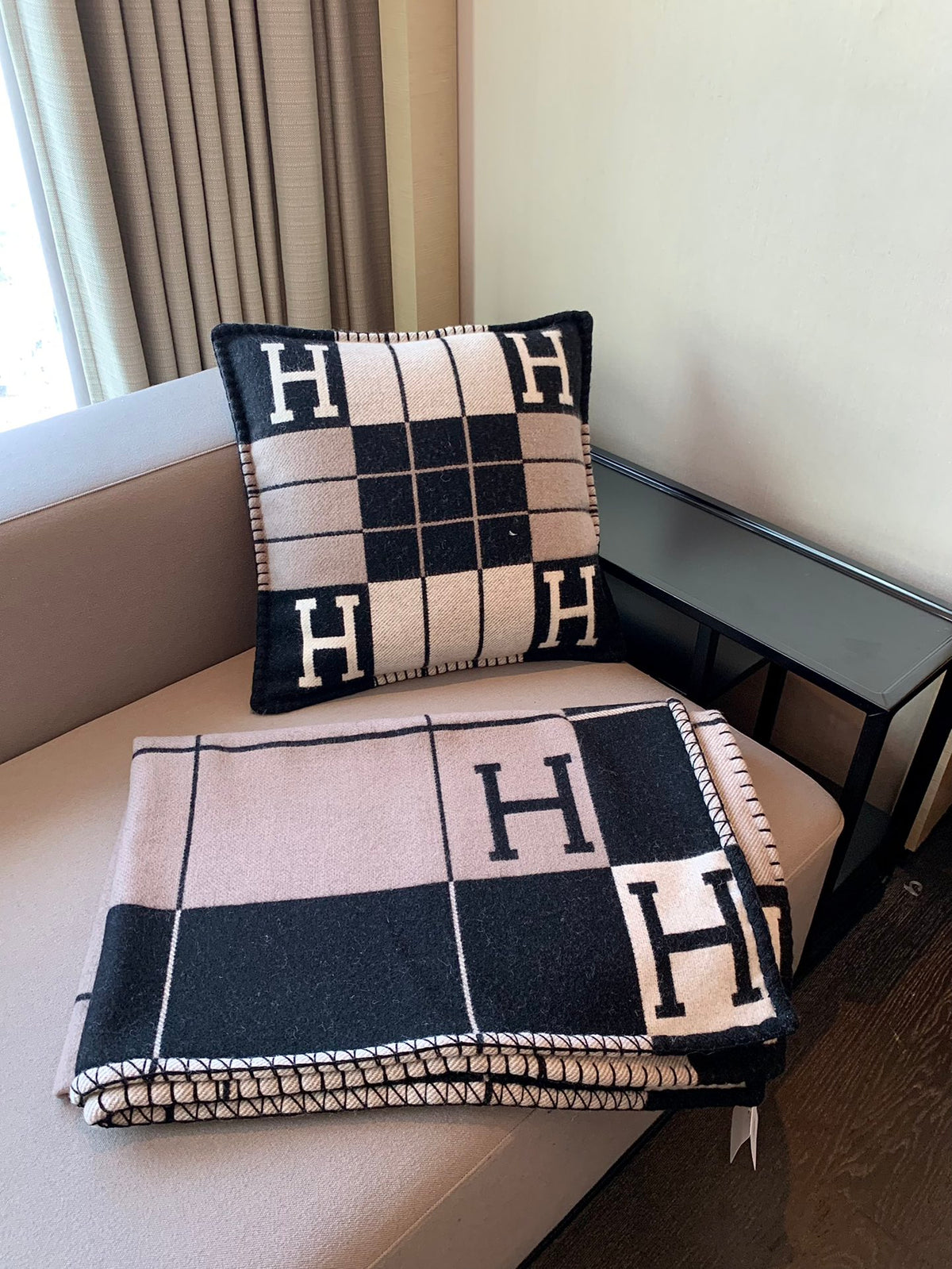 W1R86H105 Popular blankets, throw pillow