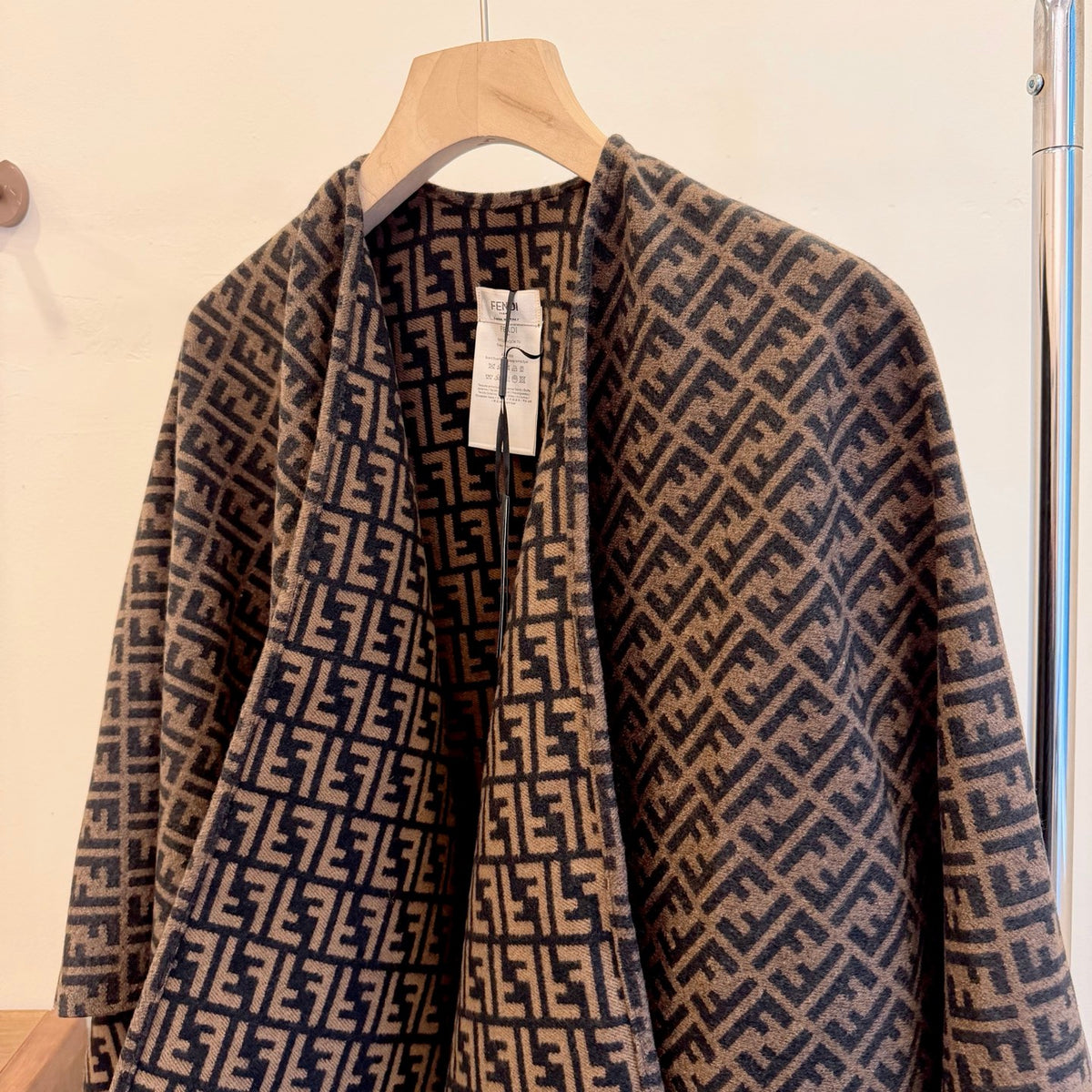 W1R86F78 Popular cape