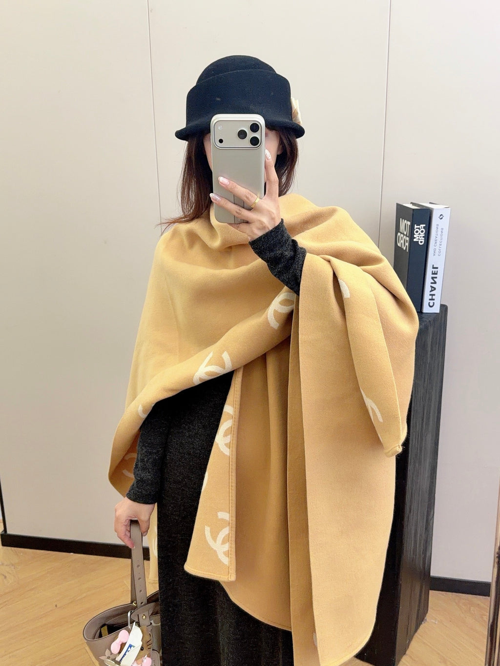 W1R86C60 Fashion cape