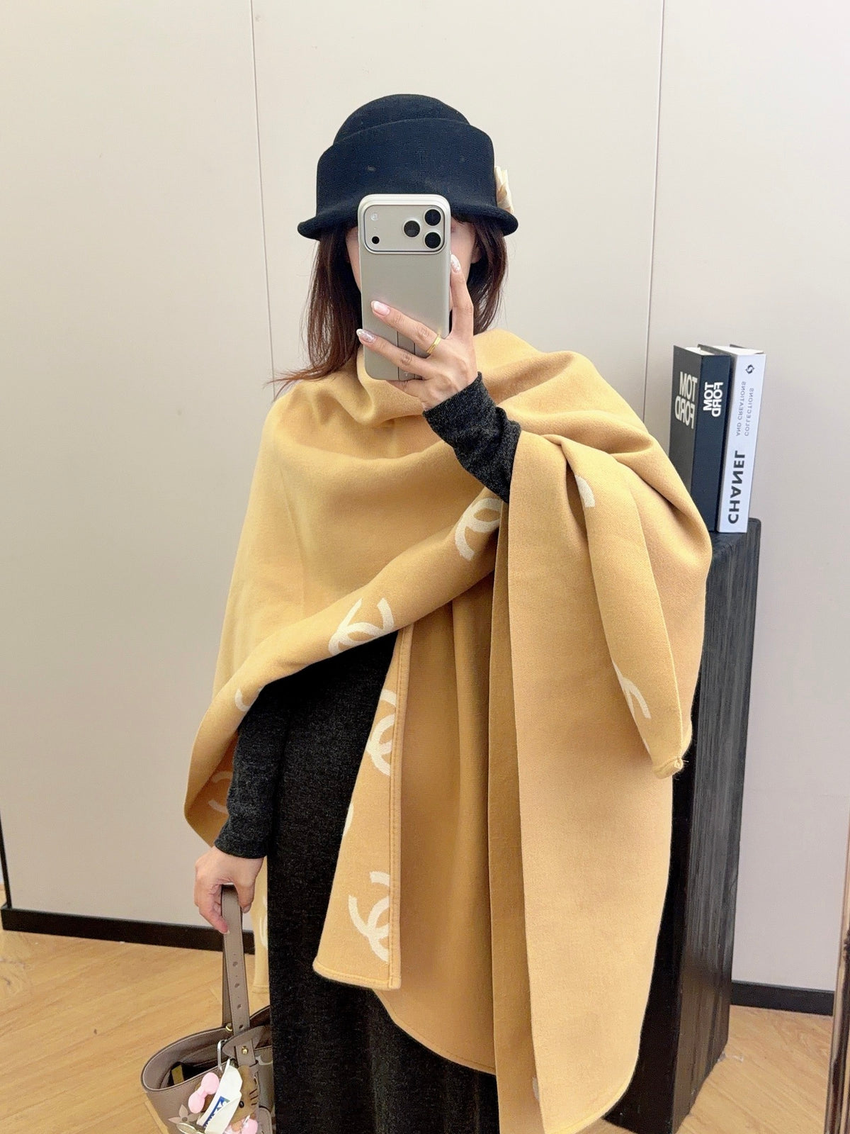 W1R86C60 Fashion cape