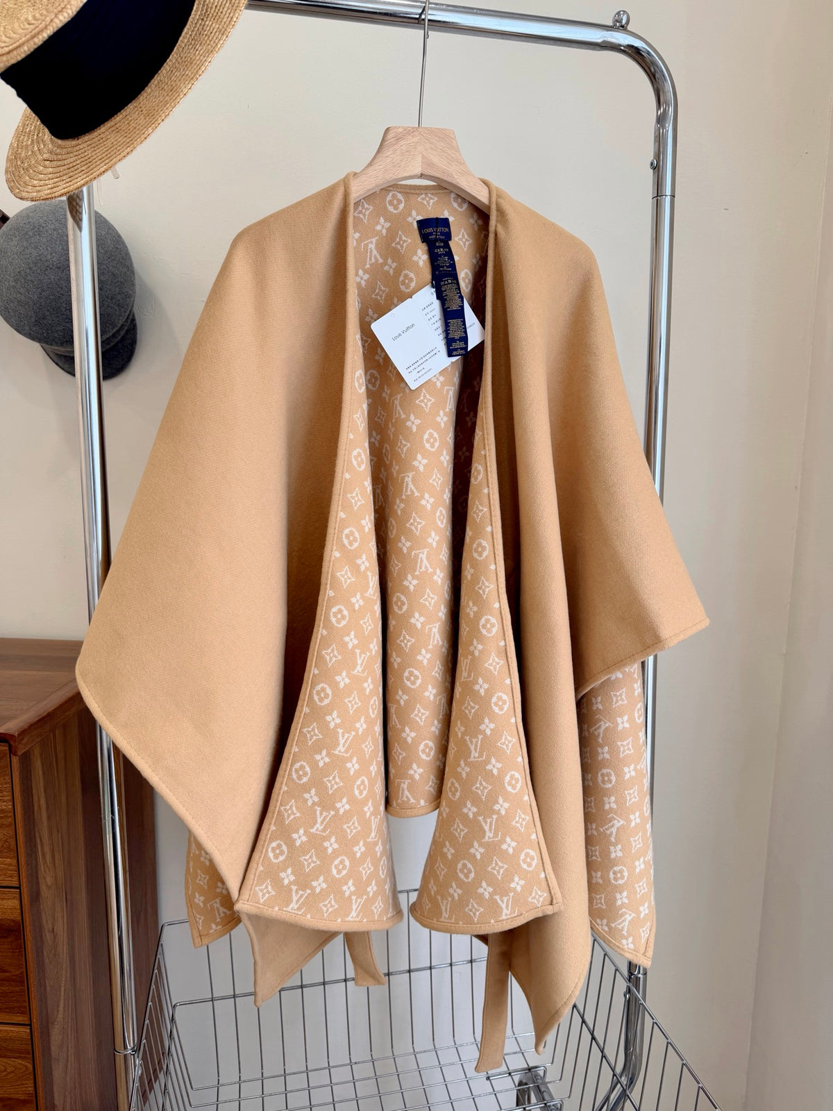 W1R86V45 Fashion cape