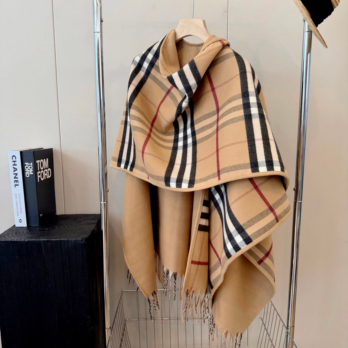 W1R86R61 Fashion cape