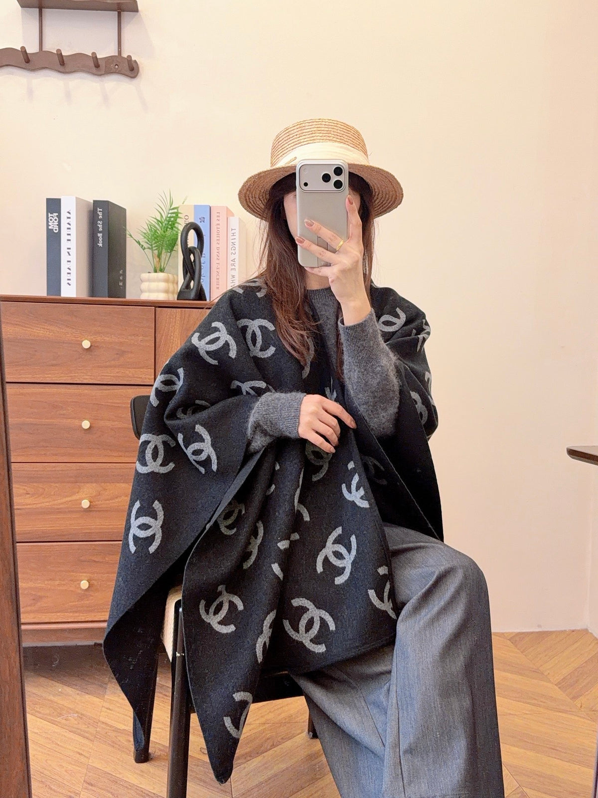 W1R86C71 Fashion cape