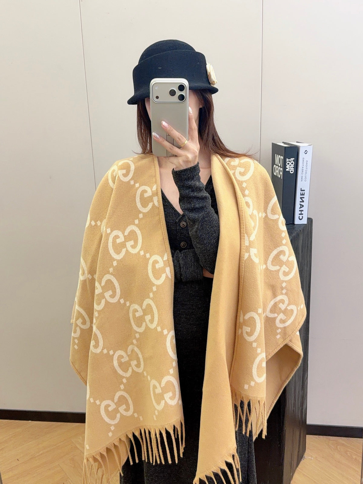 W1R86B58 Fashion cape
