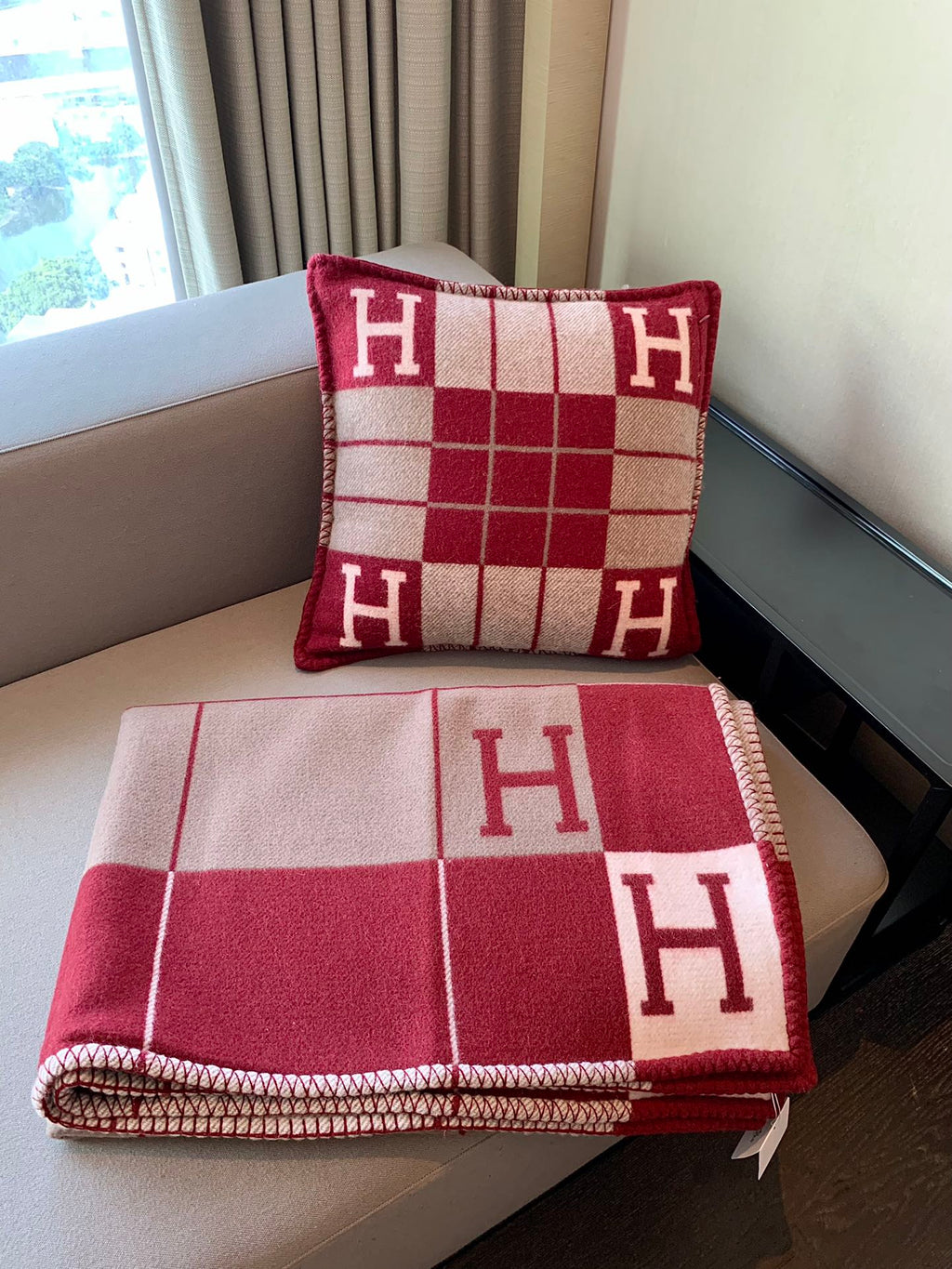 W1R86H105 Popular blankets, throw pillow
