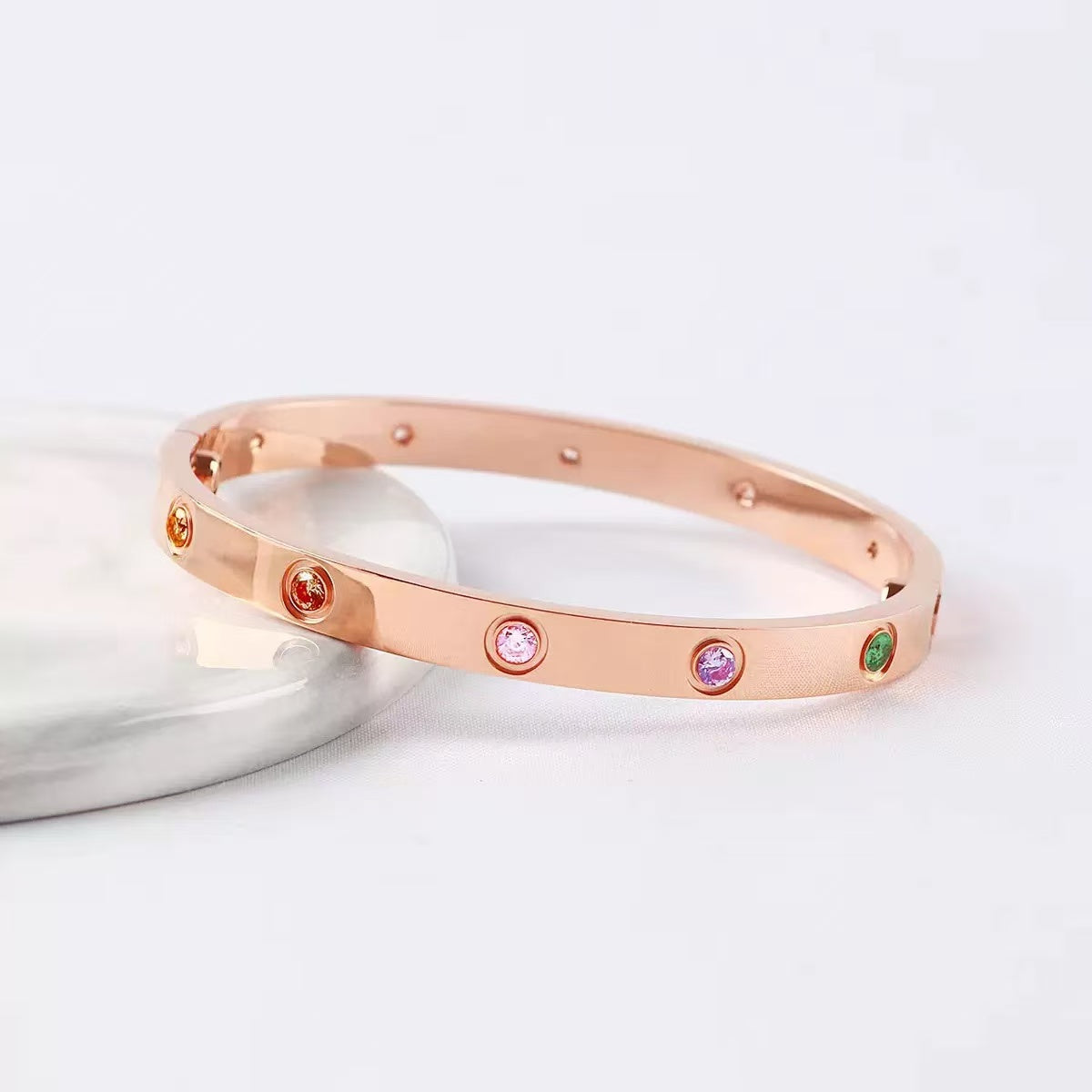 P1X66K7K Popular Bracelets with a screwdriver