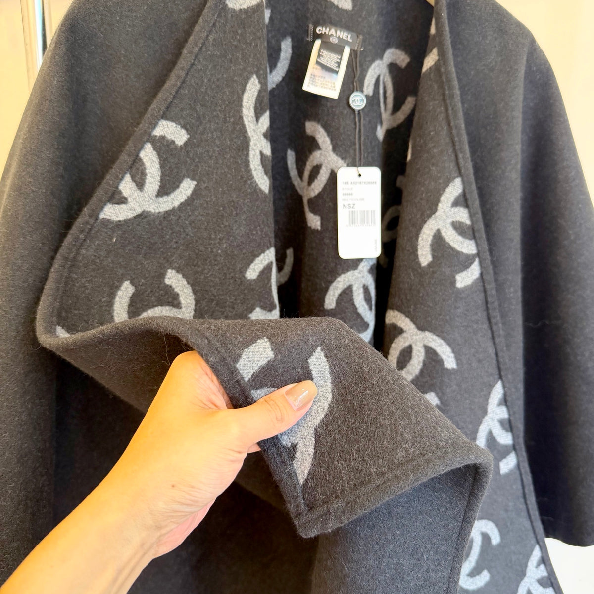 W1R86C71 Fashion cape
