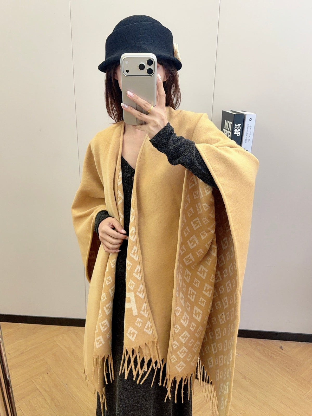 W1R86F59 Fashion cape