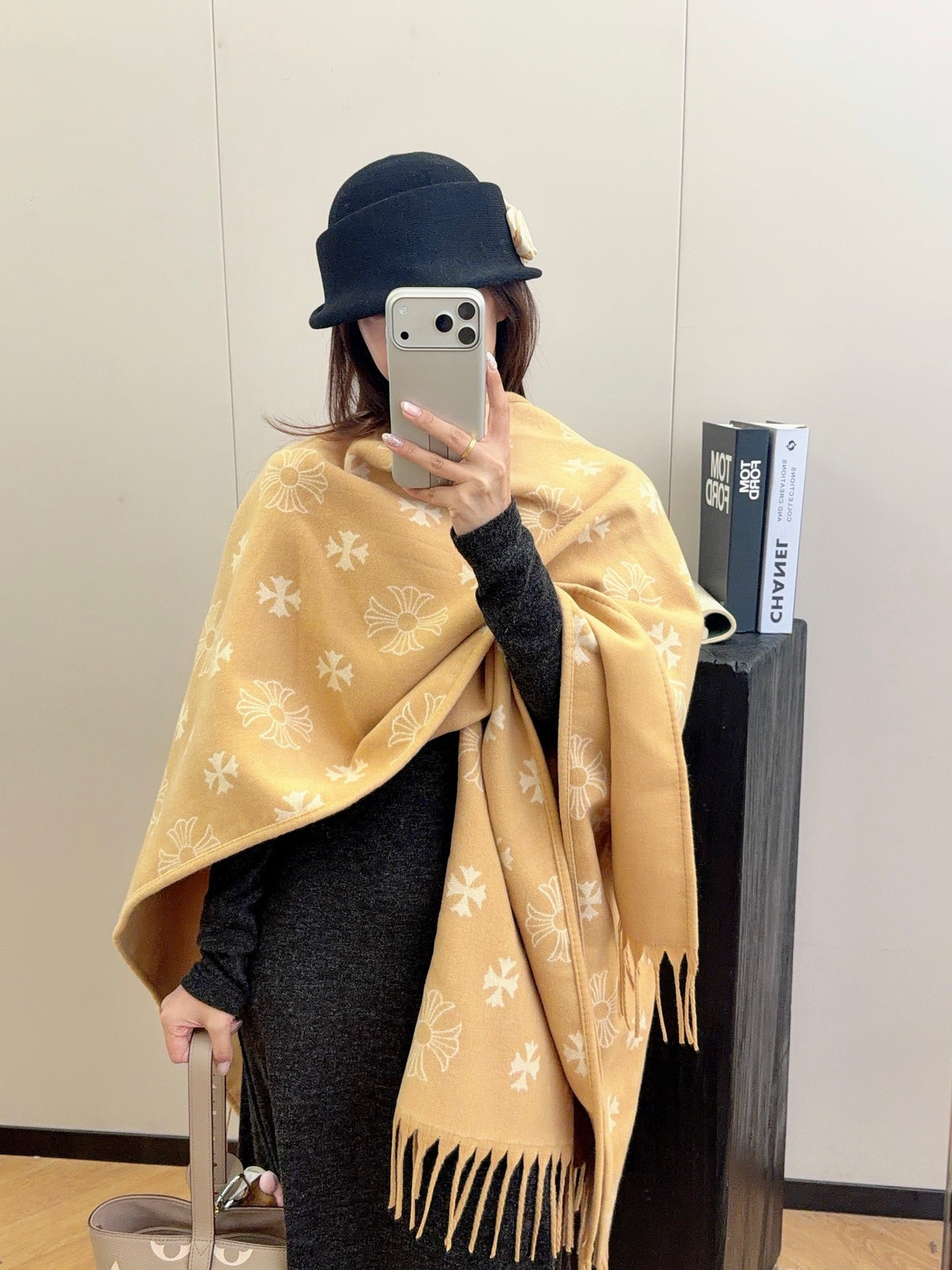 W1R86A57 Fashion cape