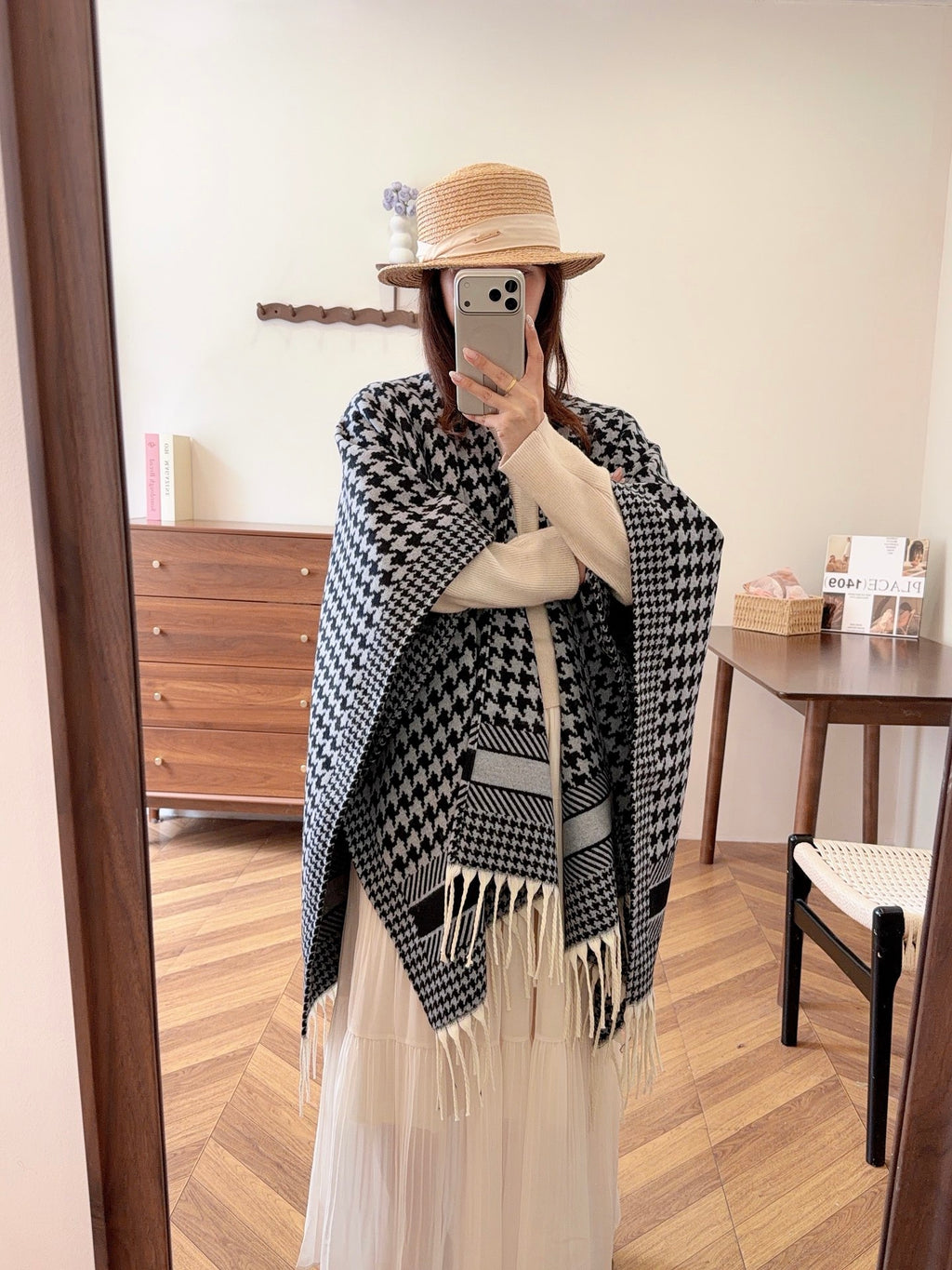 W1R86D64 Fashion cape