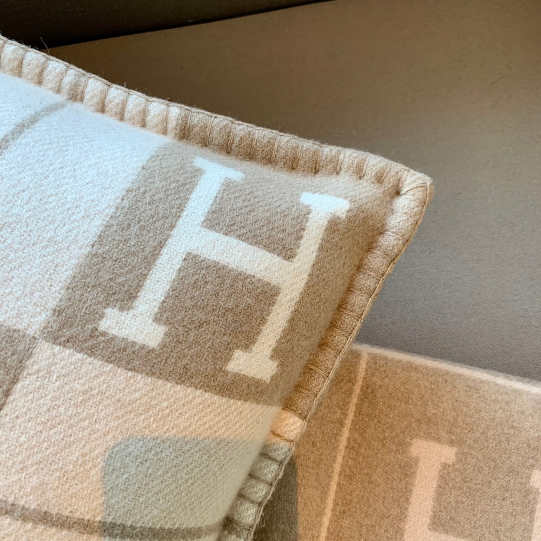 W1R86H105 Popular blankets, throw pillow