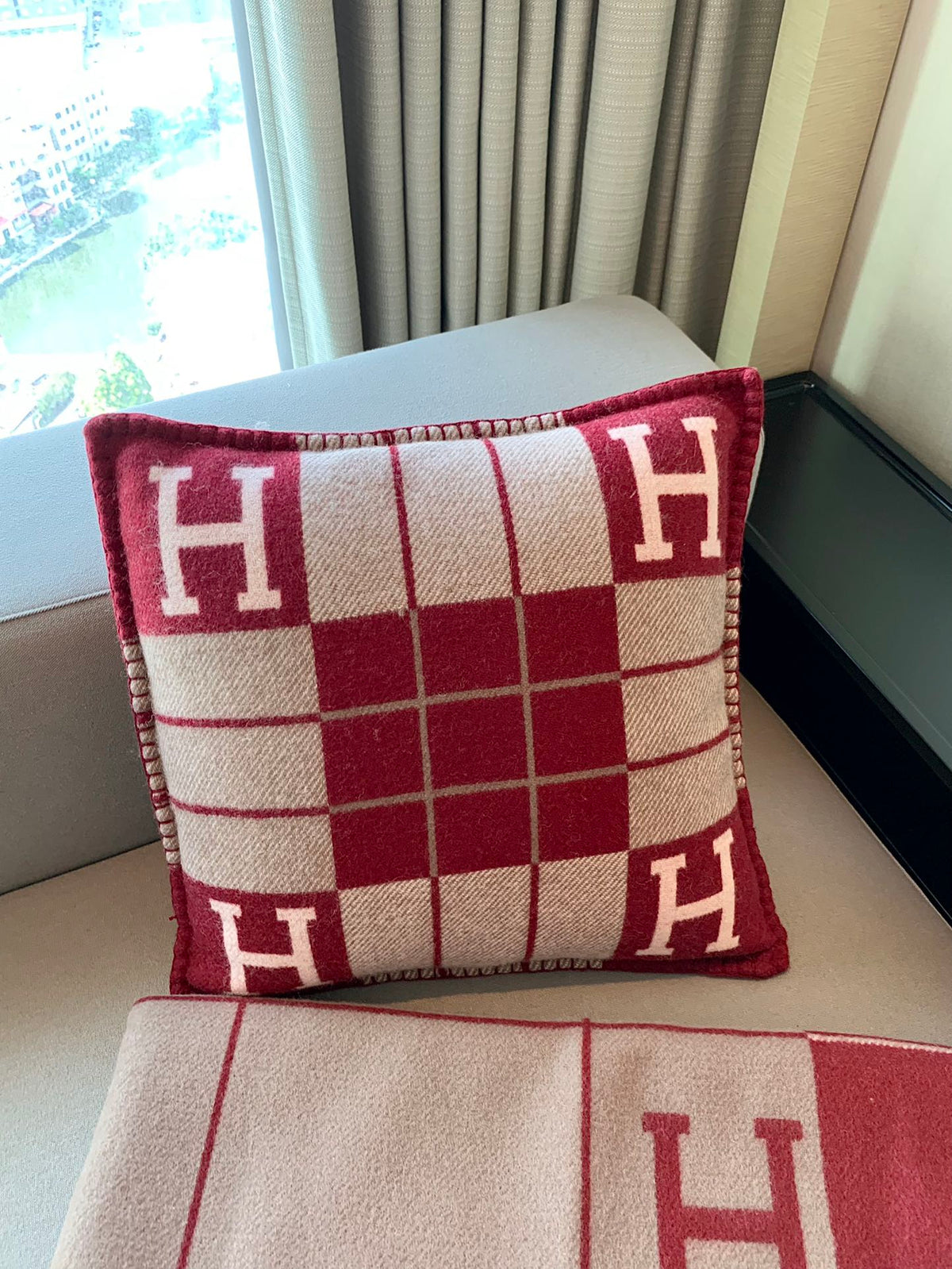 W1R86H105 Fashion blankets, throw pillow