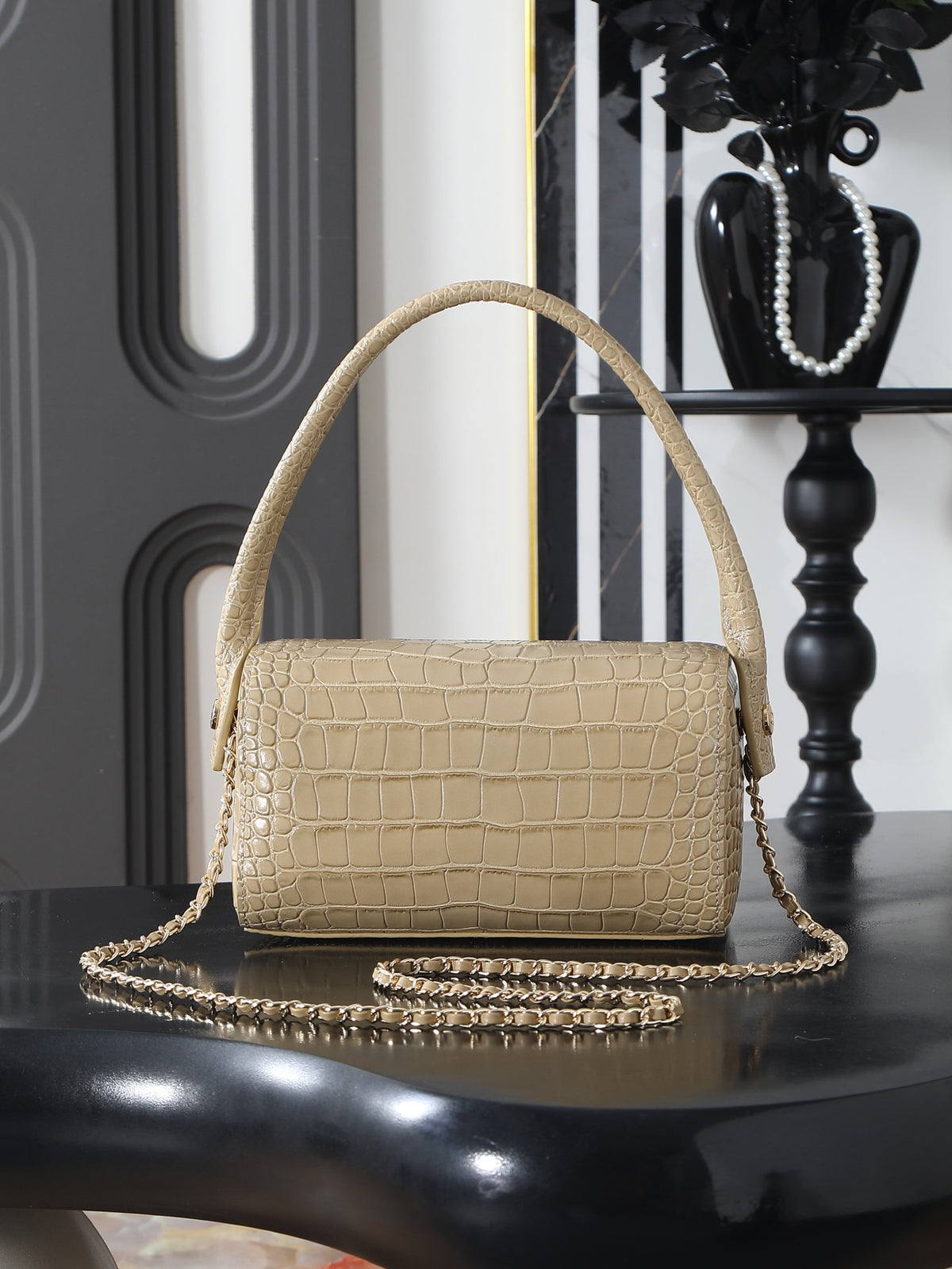 B1R76C22 Popular leather bag